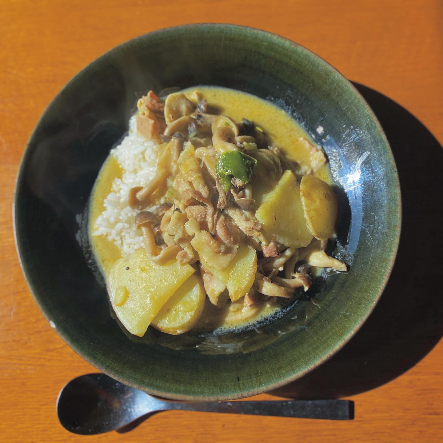 昨日に続きましてカレーが食べたくて、新じゃがいもとピーマン、豚肉のイエローカレー。
いつもはグリーンカレーを作ることの方が多いけど、新じゃがの季節はイエローカレーにしたくなっちゃうんだな。