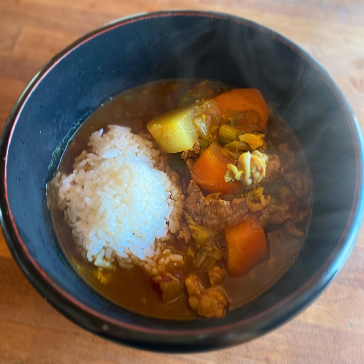 たまには食べたい、普通のカレー。大根をいっぱい入れて、水分も多めで、さっぱりしたスープカレー風。ついついスープのようにルーを食べすぎる。