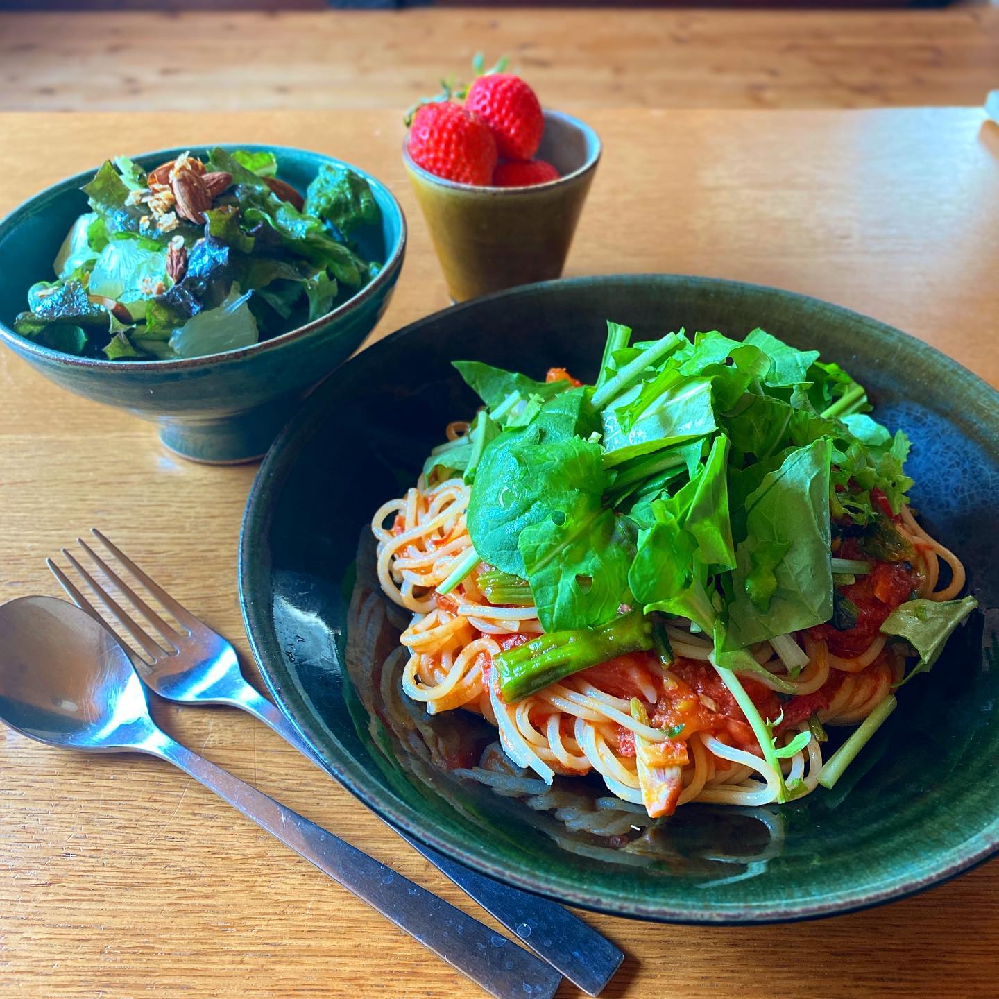 ちょいと本気のパスタ作った。
トマト缶と生トマト、ししとうとほうれん草、コンビーフもトマトソースに忍ばせて、仕上げにルッコラたっぷり。サニーレタスと文旦のサラダ、いちご。