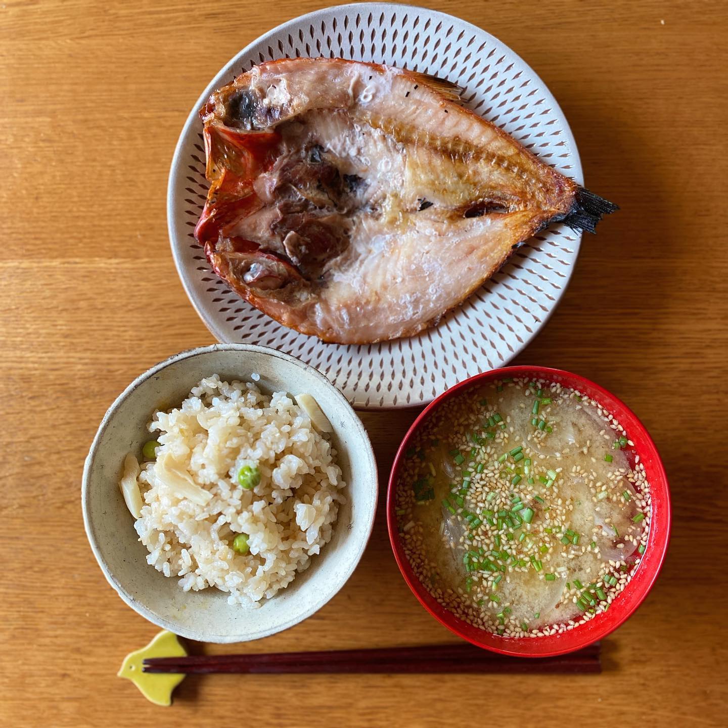 昼ごはんらしい、昼ごはん。前にいのっちにいただいた干物、にっしーのお父さんが作った新玉ねぎとたまごの味噌汁、買ったのに作る暇なくて時間が経ってしまったグリーンピースと筍をまとめて炊き込みご飯に。春を大雑把にまとめ上げた昼ごはん