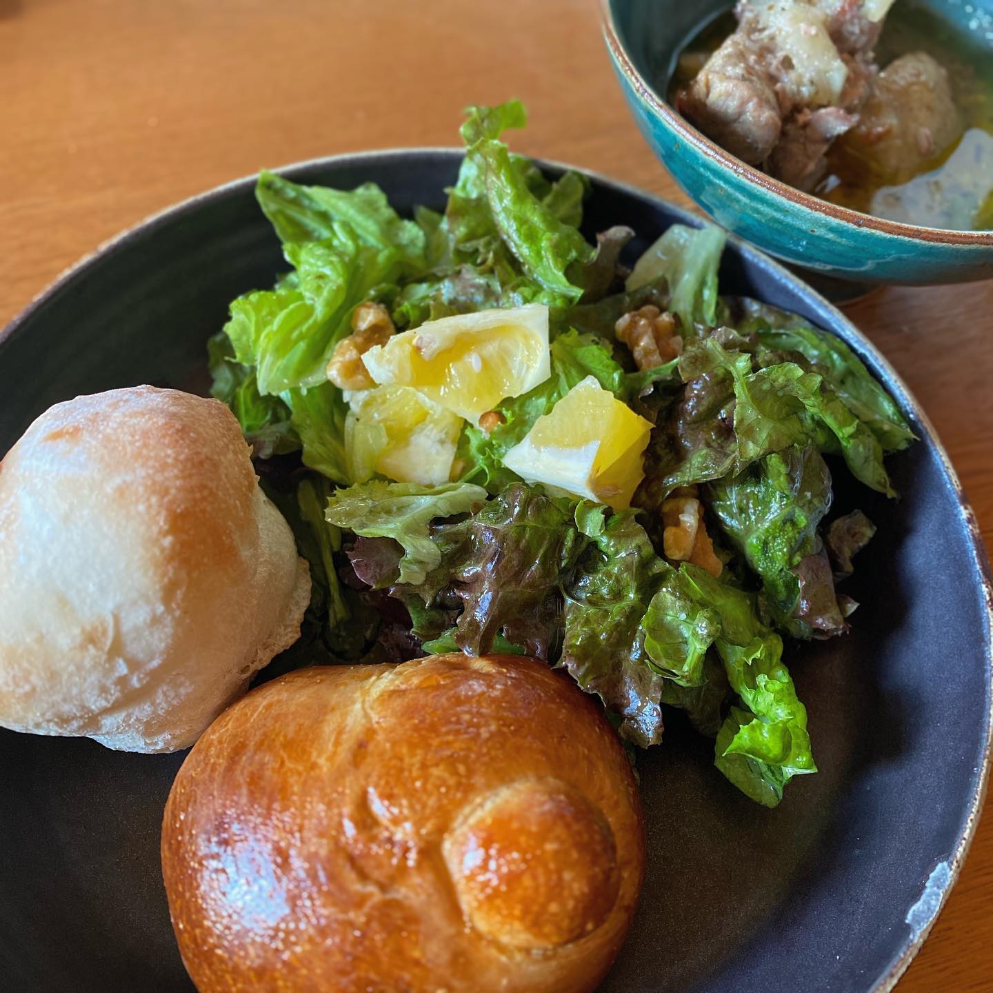 2日連続でのちかパンランチ。昨日の夜作った余り物の「豚肩ロースと新玉ねぎ、新じゃがのロースト」と、吉野夫妻にお土産でいただいた黄金柑とクルミのサラダ。