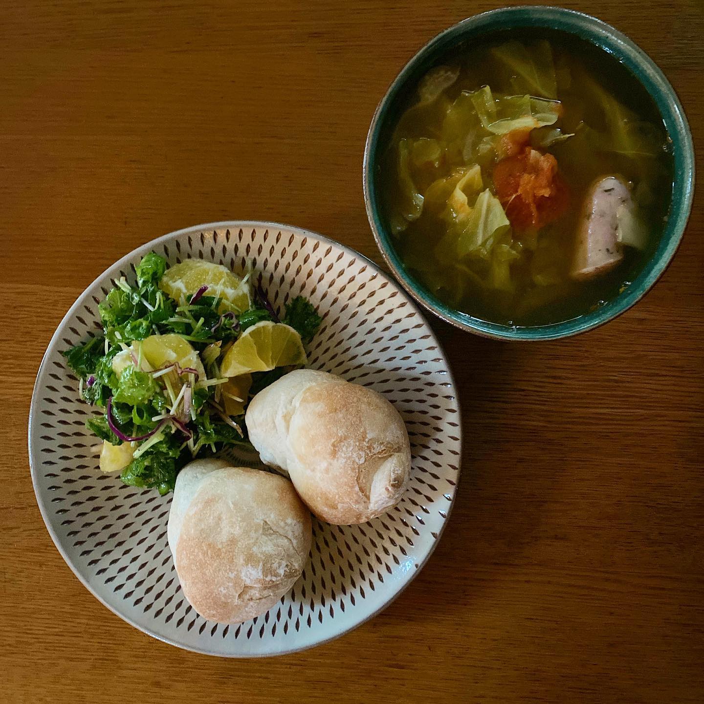 雨が降ってきちゃったなあ。定休日のお昼ご飯。チカちゃんのまるパンはこれでストック無くなった。吉野夫妻にいただいた黄金柑もようやく食べられた。キャベツとトマトとハーブソーセージのスープ。
いただきものやら、食べたくて買ったものが、休みの日しか食べられなくて残念