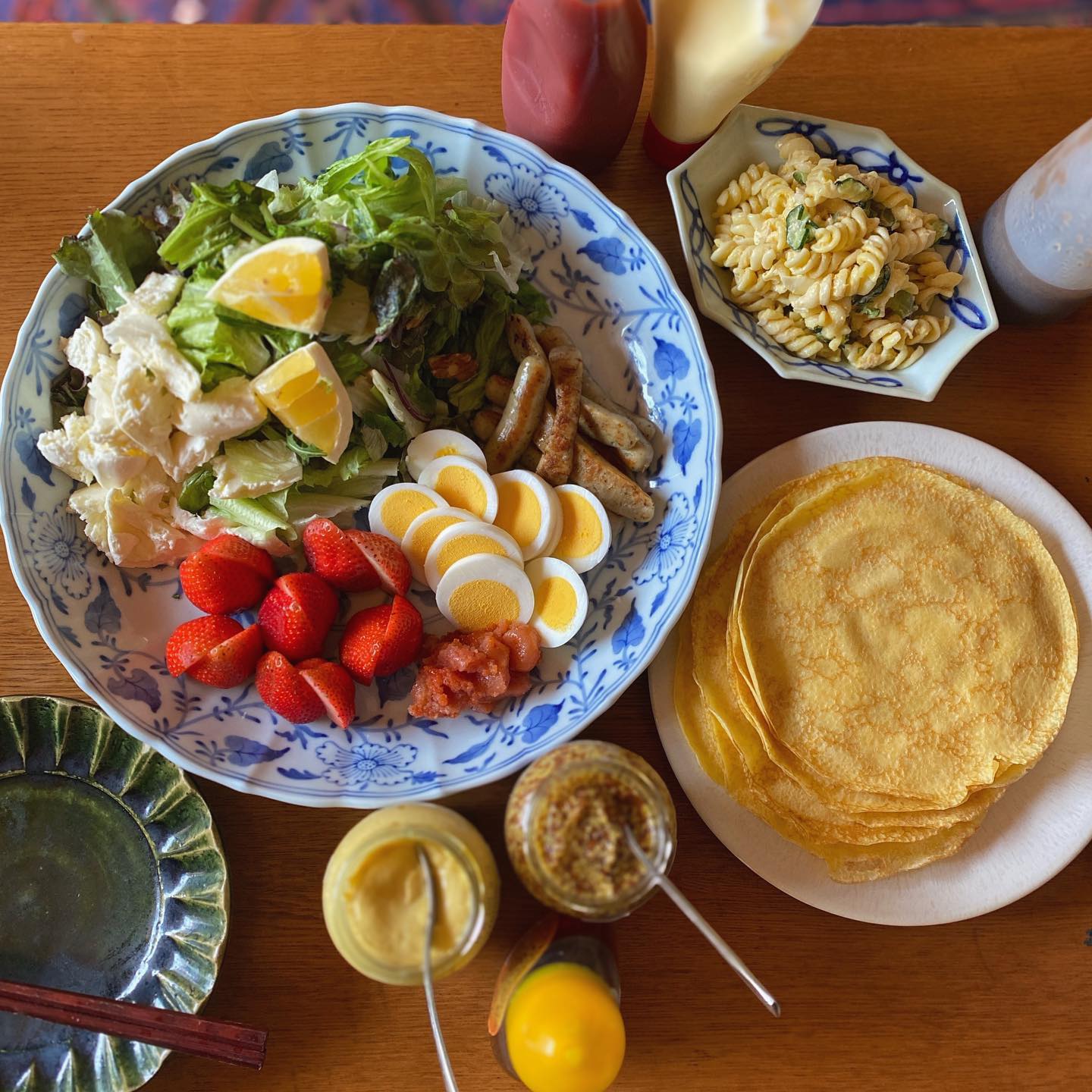 はい、お籠りしておりますが…
本日、ツレアイokayan誕生日です〜パチパチ
しかしお籠り中にて、お祝いご飯を食べに行くなどもできませんので、家にあるもので特別なことでも…と思い立ち、手巻きクレープランチ誕生日！
昔クレープ焼き器みたいなのを父のゴルフの賞品が何かで手に入れた母が、手巻きクレープしてくれたのがすごく嬉しかったなあ。それを今までずうっと覚えてる大切な記憶。
okayanの好きなイチゴもたくさん、アイスもあるぞー！