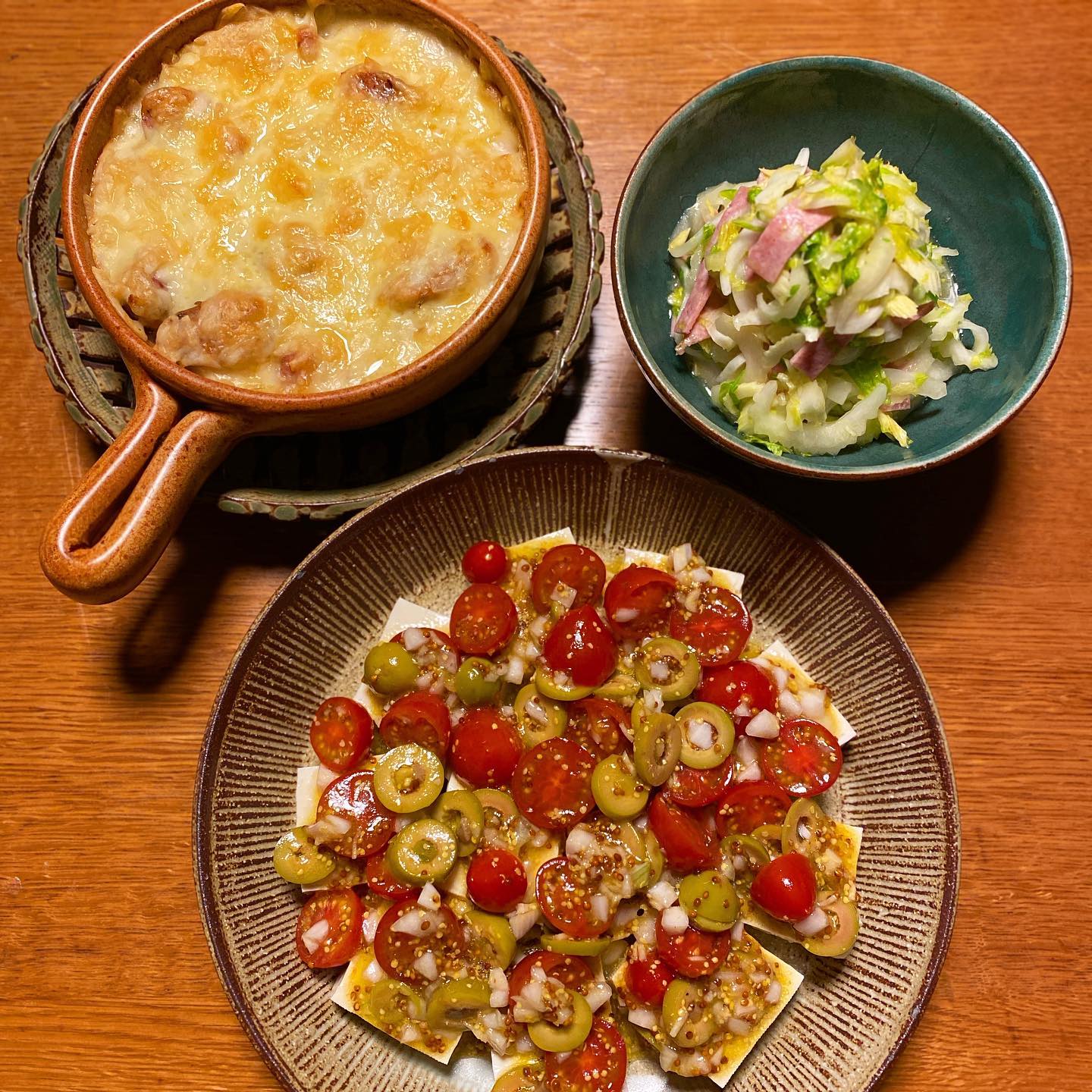 実はまだあった、リトスタのグラタン。これでついに食べきった
セロリとハムのサラダ、豆腐とミニトマトとオリーブのサラダ、今日はこんな感じで。
食べ過ぎの上に運動できないので、昼ごはんは、チカちゃんがokayan誕生日に焼いて持ってきてくれたシナモンロールとコーヒーでサラリと済ませたつもり…