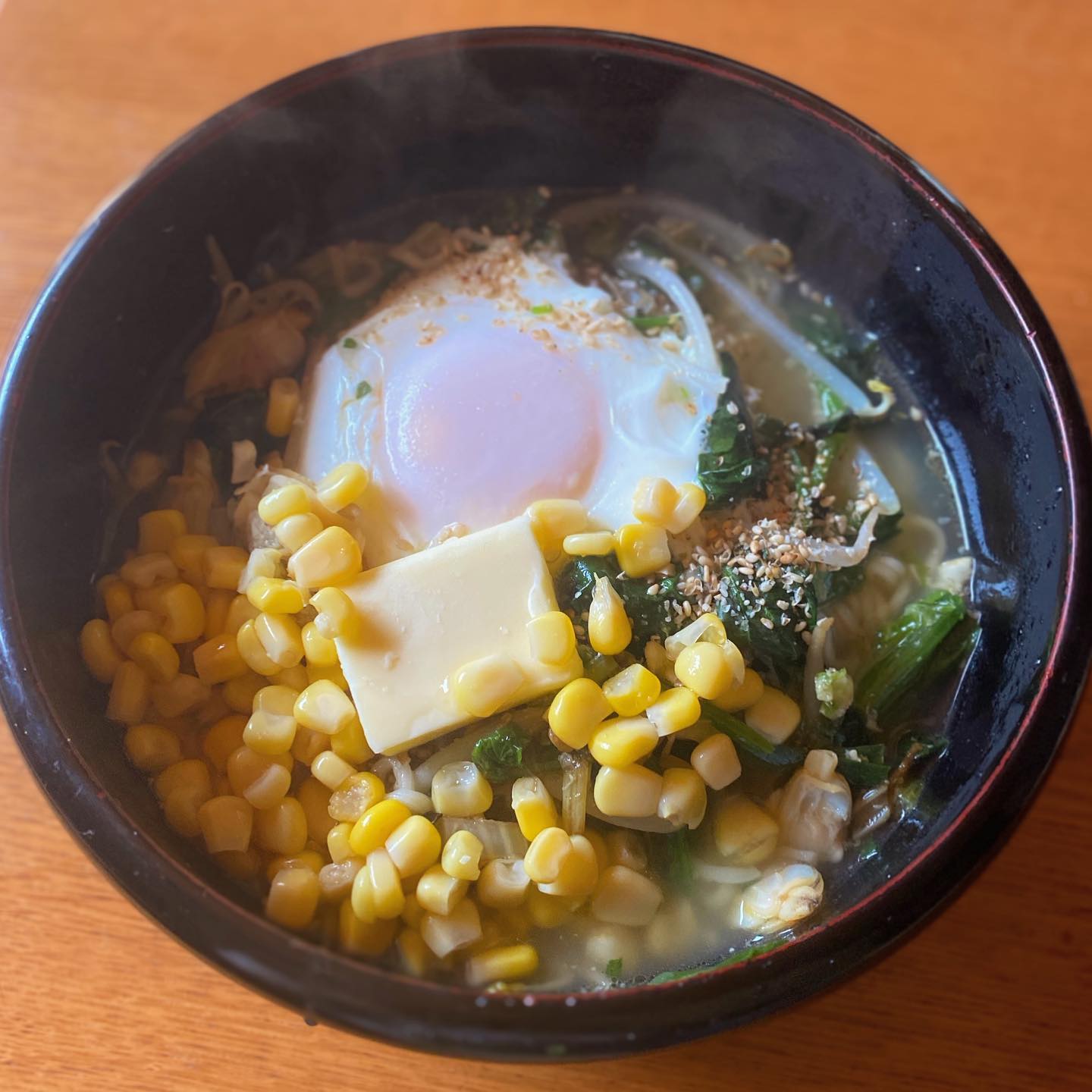 急に、サッポロ一番塩ラーメンが食べたい、ということになり、そうするとスイートコーンも欲しくなり、買ってきてしまった。サッポロ一番塩コーンバターラーメンニラともやしと卵とセロリものせのせ。