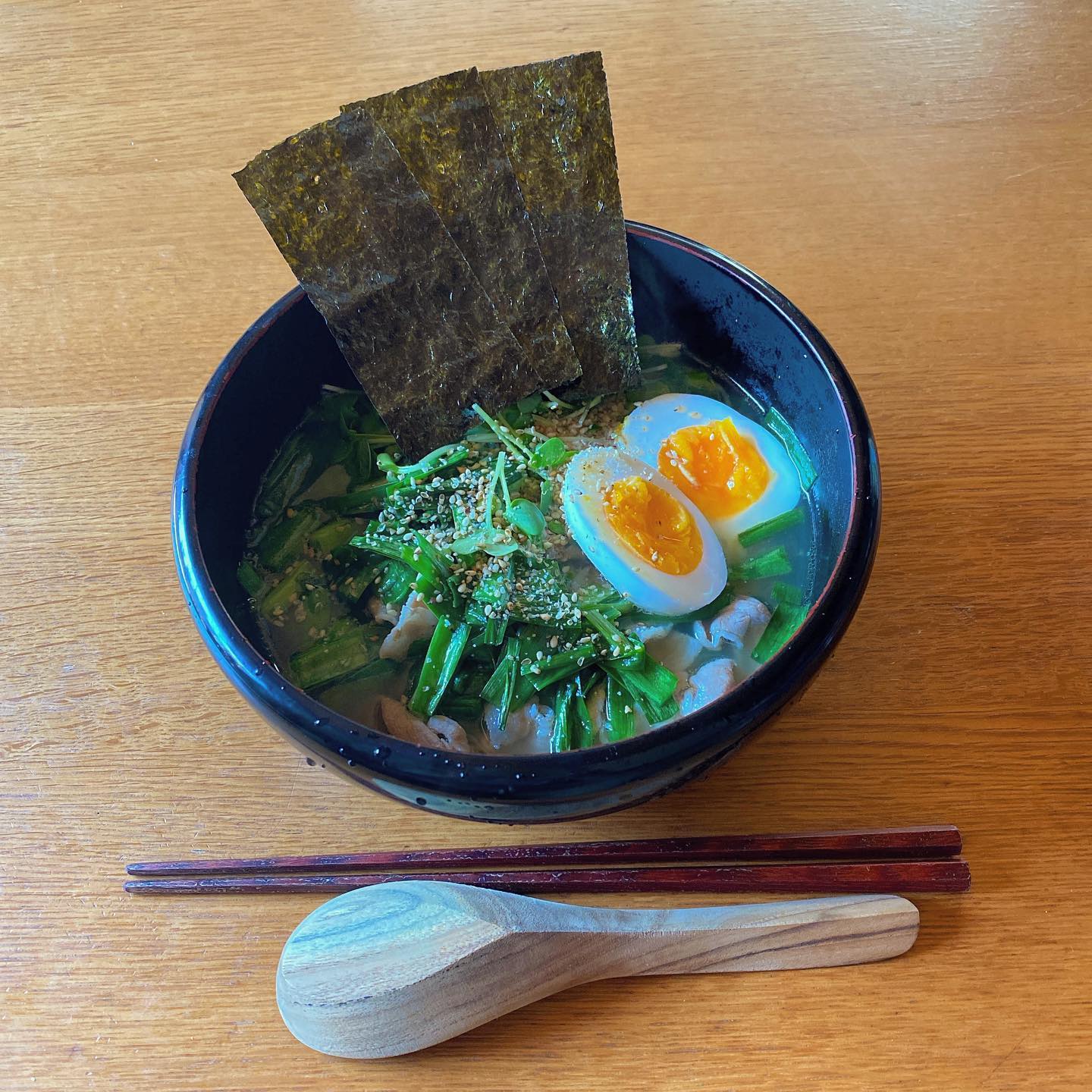 前に買ったサッポロ一番塩ラーメンがまだあったので、ポッサムの豚肉を茹でた汁でアジアンな塩ラーメン。にらと豚肉炒め、半熟卵と海苔のっけ。