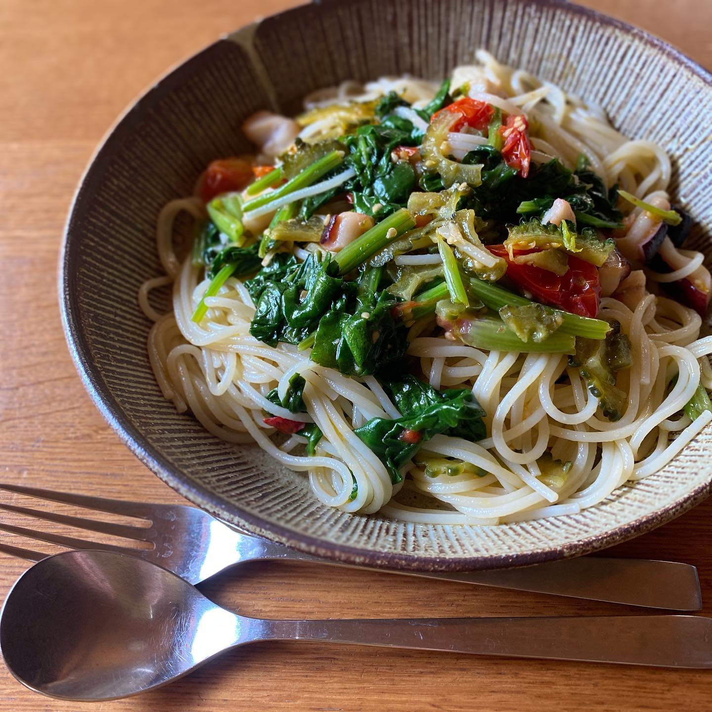 ありあわせ野菜のペペロンチーノ。プランターで採れたミニトマト、ほうれん草、ゴーヤ、冷凍タコ。
ちむどんどんを微妙な気持ちで観つつ…