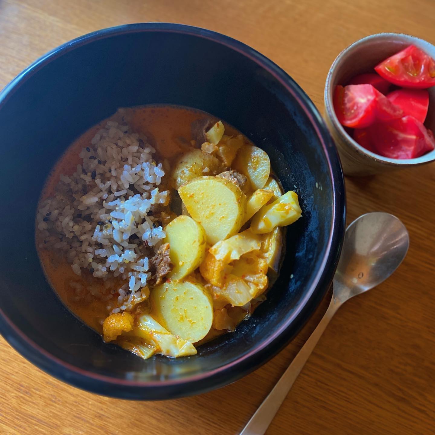 雑穀ごはんを炊いて、レッドカレー。お土産にいただいたレッドカレーペーストが戸棚の奥から出てきて、慌てて作ってみた、パクチーが無くて残念…！ありあわせの野菜なので、新じゃがと新玉ねぎ、カリフラワー。