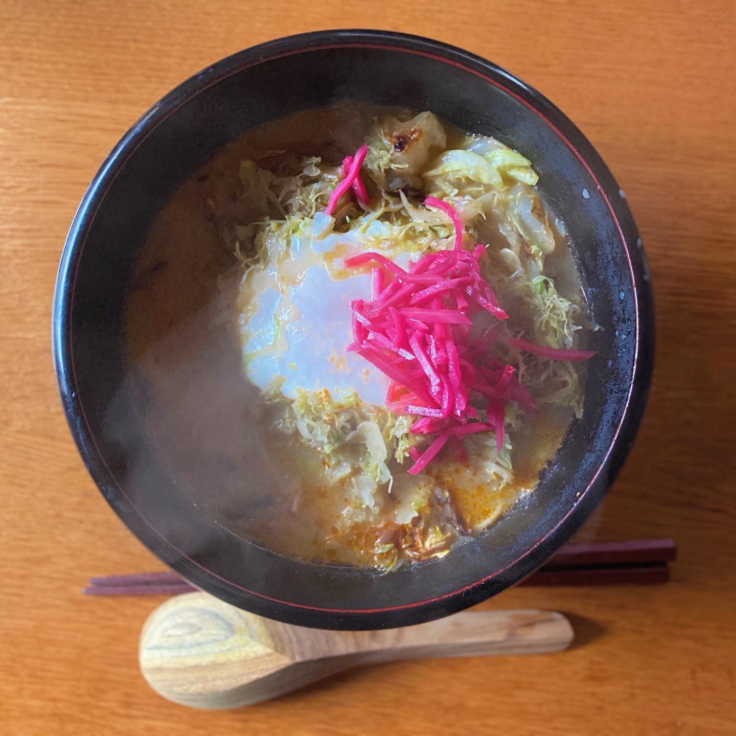 あー、なんかあったかいもの食べたいなあ、ということで、ロンリュウラーメン。まだあったお店で使わなかったキャベツの千切りで巣篭もり卵を作ってのっけて、梅酢の紅生姜たくさん。