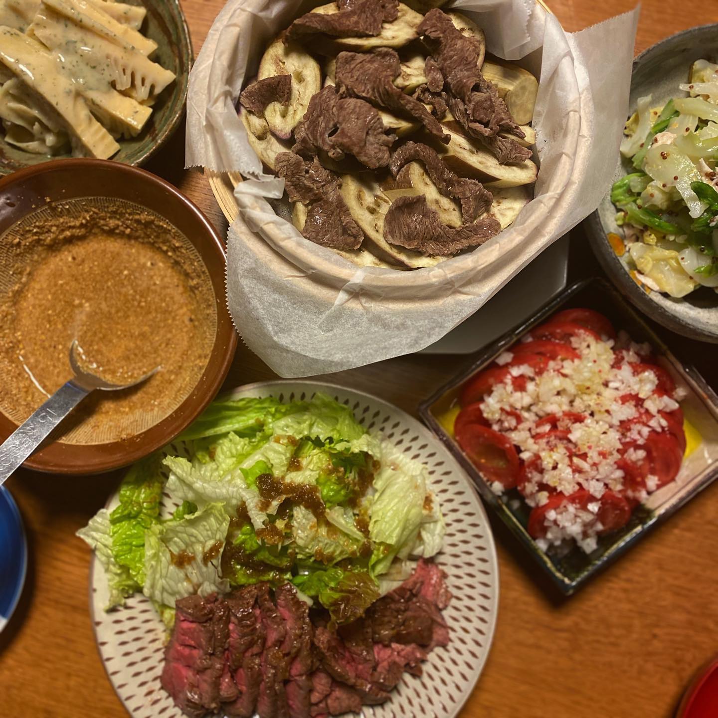 なぜか牛肉まつり来週の試作を兼ねて、牛肉と蒸しナスのごまだれ、牛肉の柚香漬け。ねーちゃんから送られてきたトマトはカルパッチョがオススメと言うのでシンプルに新玉ねぎとオリーブオイルで。お店から持ち帰った春キャベツのサラダと、筍の木の芽和えは食べ納め。
あったか〜いメニューが全然無いのが失敗だわ…