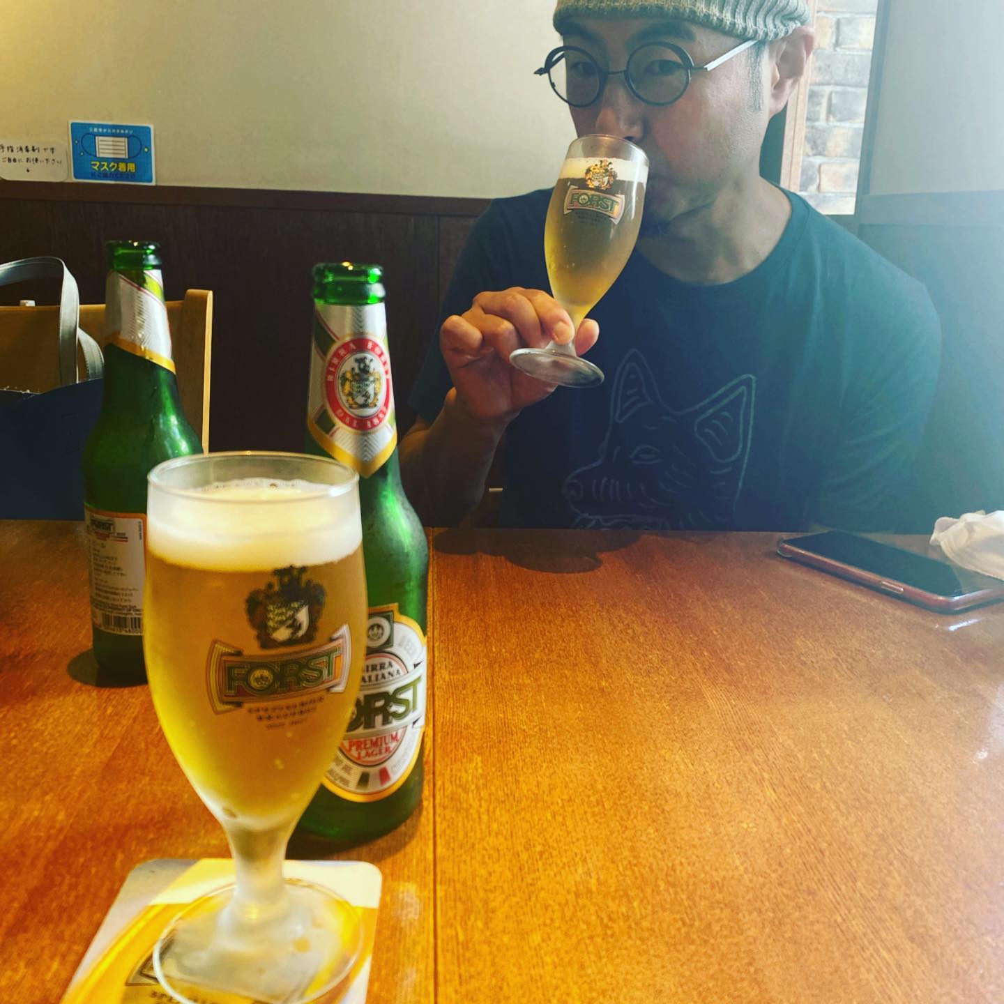 休日出勤…のその前に、ランチビールなどいただいてしまう。イタリアビールのFORST、美味しい。