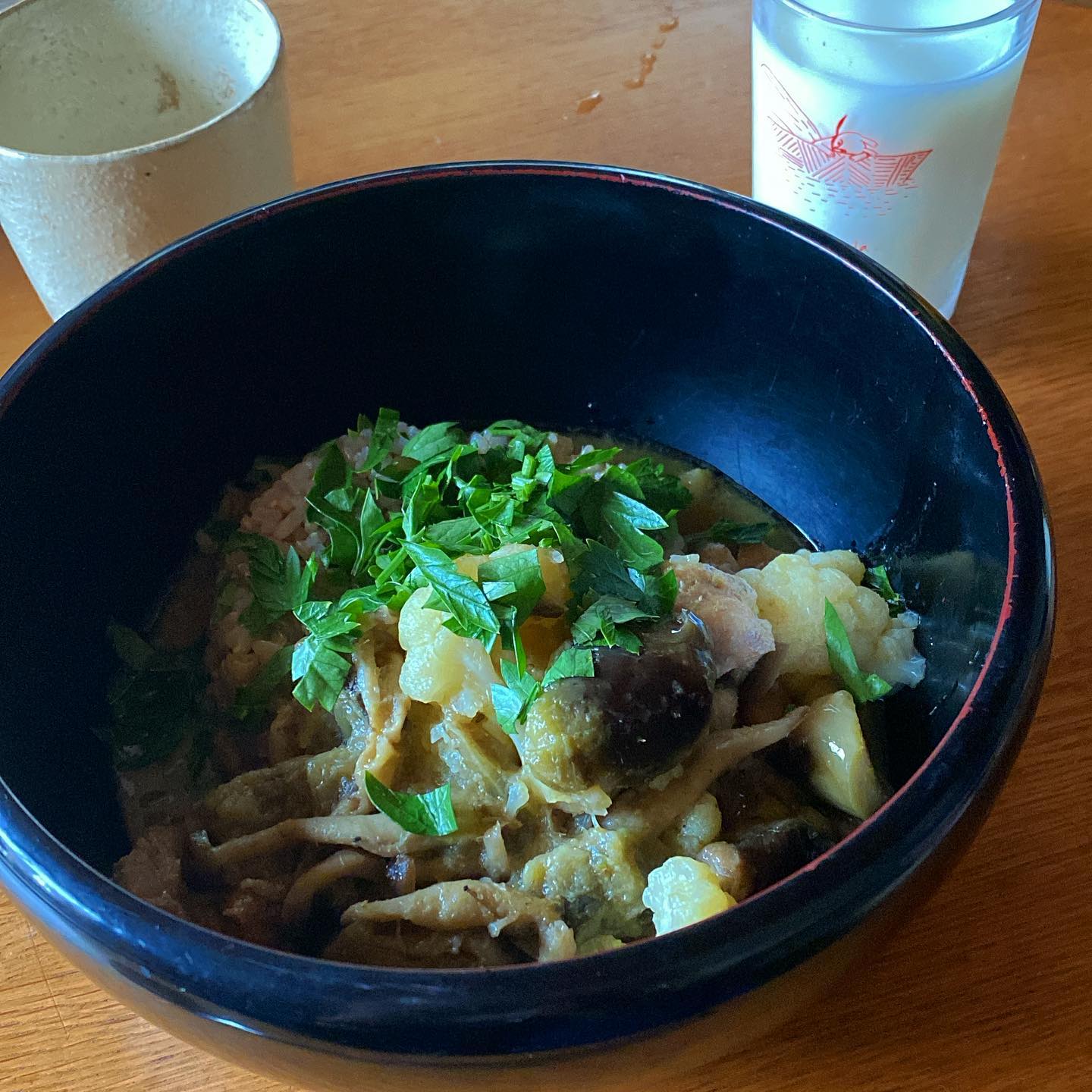 定期的に作ってしまう、グリーンカレー。雑穀入り玄米を炊いて、パクチーが無かったのでパセリで代用。
昨日はまたダラダラと1日過ごしてしまったので、反動が出たのか朝から壁の汚れが気になって4時間ずっと壁掃除と玄関と階段室を掃除しまくっていた午後から休日出勤お菓子作り。好評で何より、さて何を作ろうか。