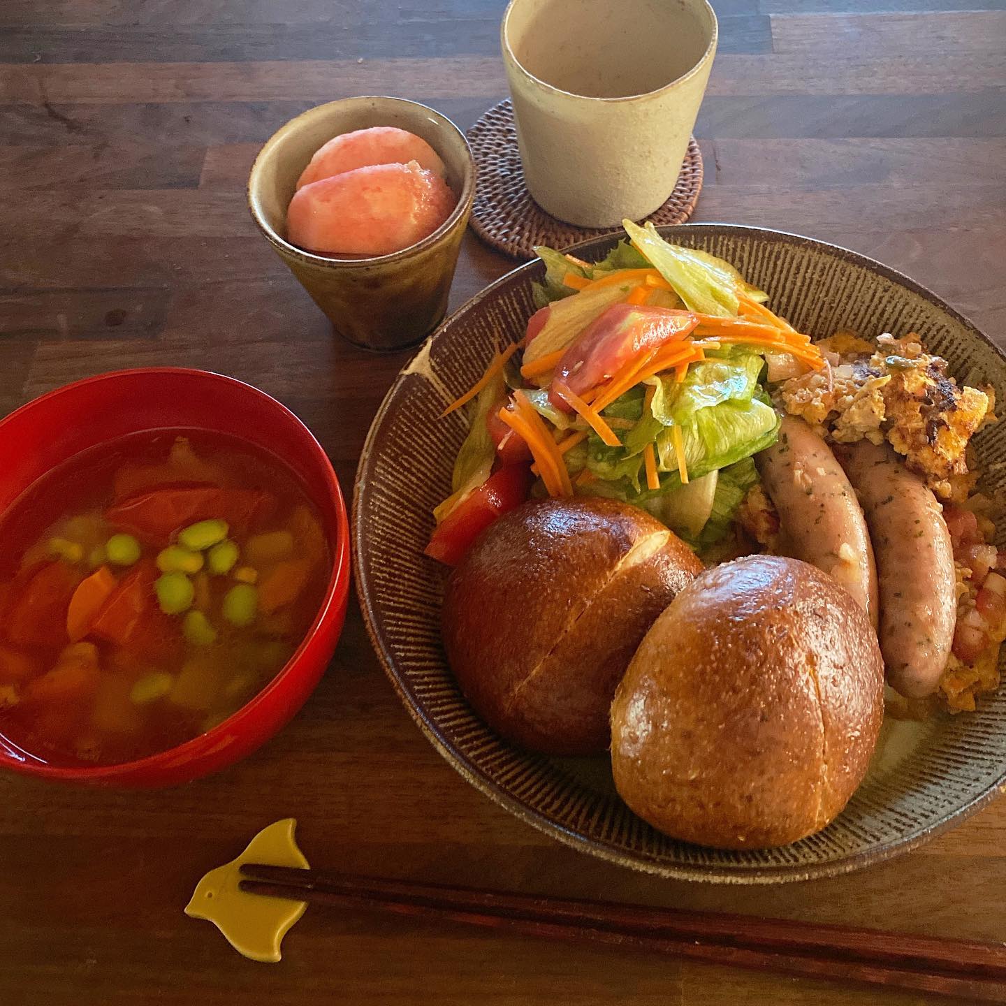 生野菜食べたいな、ということで秘蔵のチカぱんで昼ごはん。レタスとトマトとにんじんのサラダはすだち風味で。ハーブウインナーとマサラパパドの具入りフリッタータ。トマトとにんじんとさつまいものスープ。夏バテにはスープが良いな。ていうか夏バテしたことは無いんだけど。