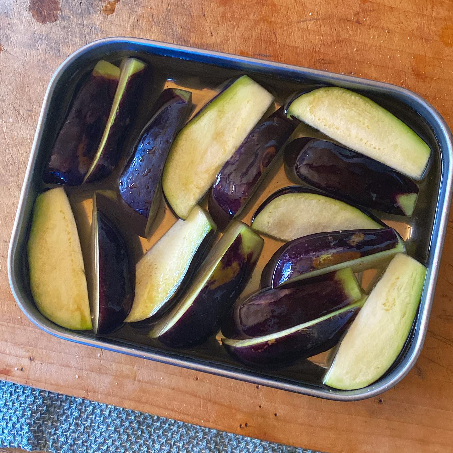 私って、水茄子大好きだったんだなー。って気づいた今日この頃。生のままも美味しいけど、漬物がスタンダードな食べ方だろう。水茄子の糠漬けは最高に好きだ。糠床をやめてしまったのが惜しまれる、水茄子のために糠床を再開しようと企んでいる。塩水漬けなら手軽にたくさん作れて、漬物買うより断然安い!と、最近は家でちょいちょい浸けている。もうすぐ季節も終わりかな。