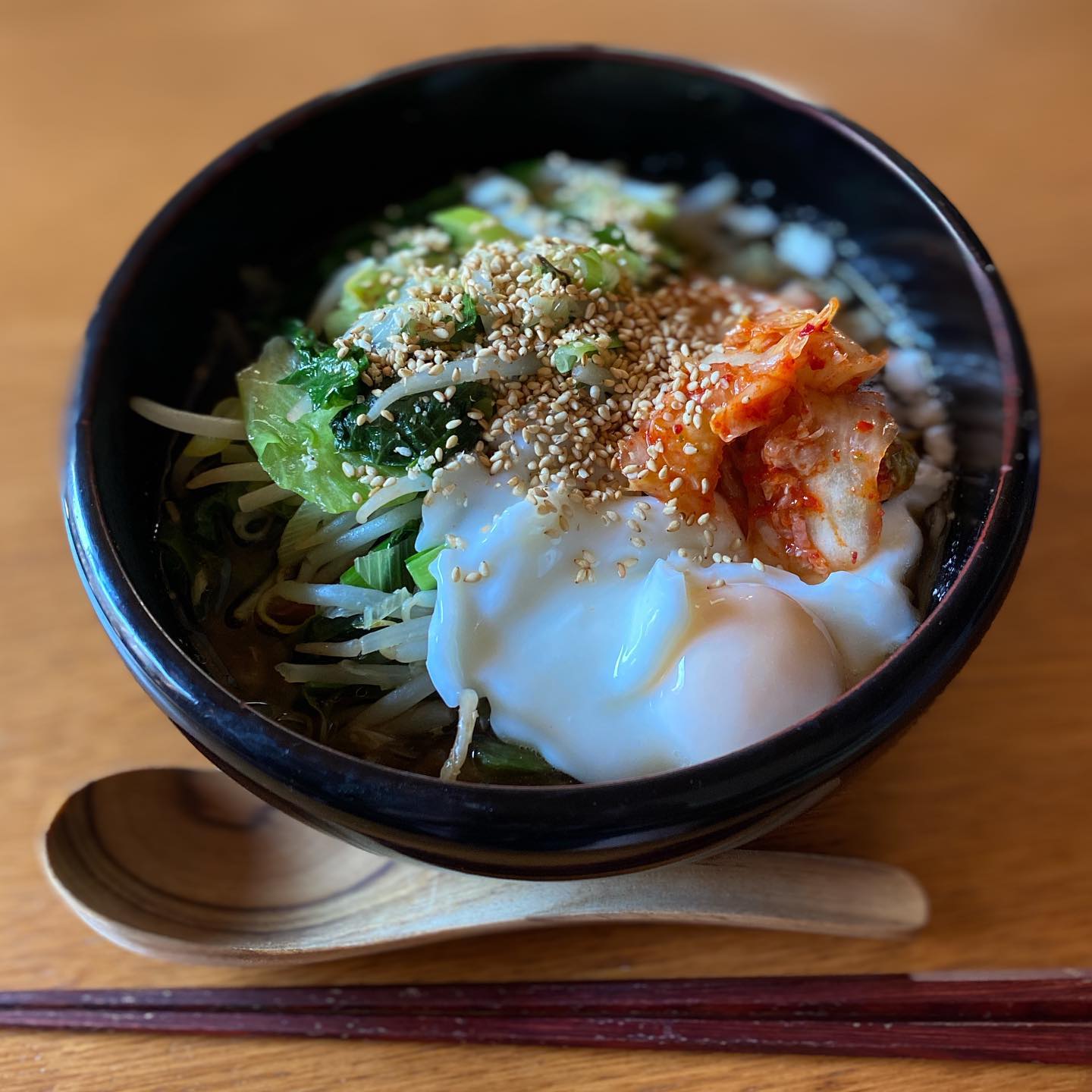 全力の家ラーメン。
吉野夫妻にお土産にもらったラーメンをようやく開封、お店の余り物野菜を山盛り炒めて、キムチと卵と乗っけ盛り。
元気に休日を始めるぞー！