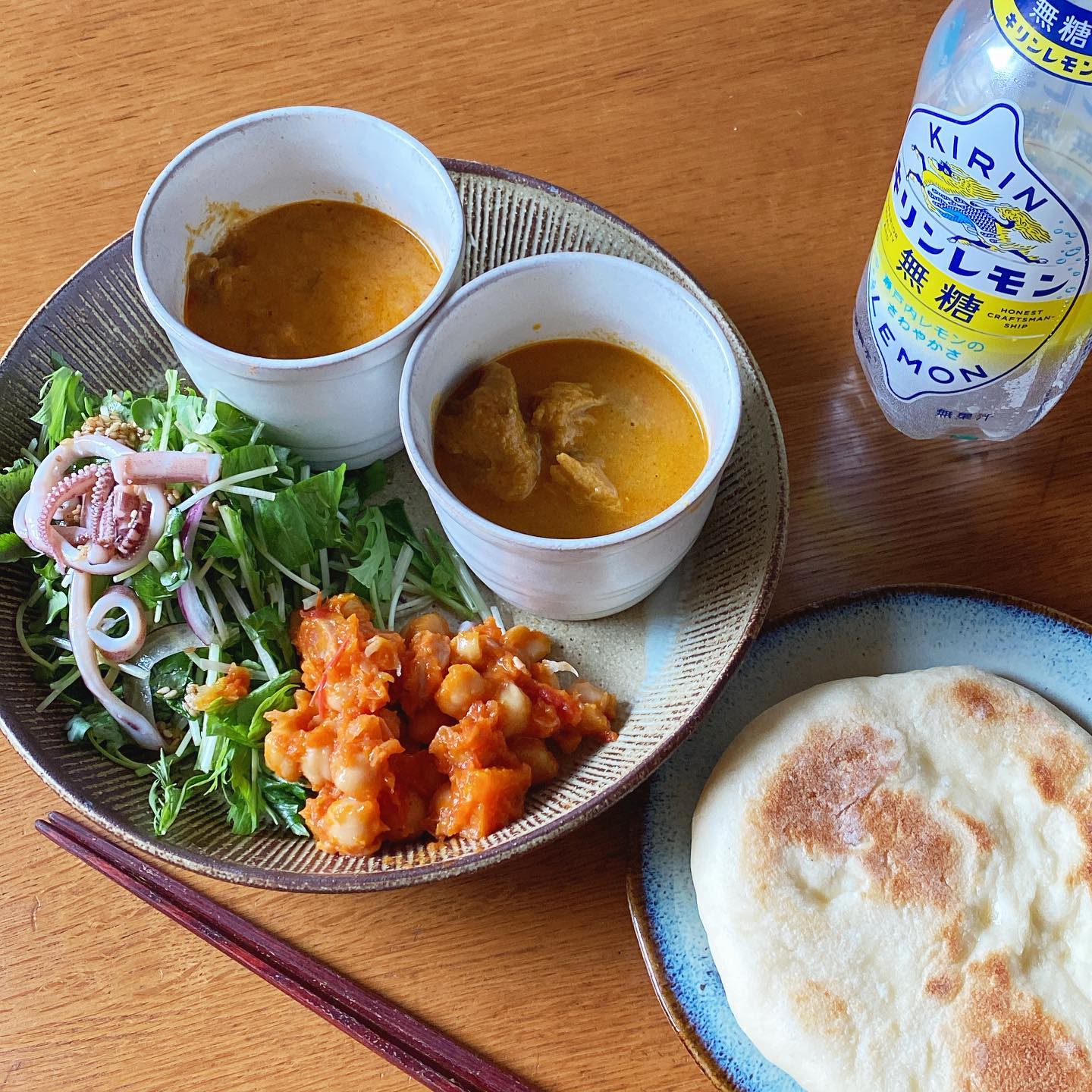 お盆休み初日〜の、昼ごはん。外食はあまりしないつもりなので、タシデレさんのお取り寄せでチキンクルマカレーと南インドマトンカレー。本当にタシデレさんのカレーは美味しい。モモもお取り寄せしてあるし、楽しみだー
お店の余り物のひよこ豆とハーブウインナーのトマト煮込み、イカと香味野菜のサラダ。