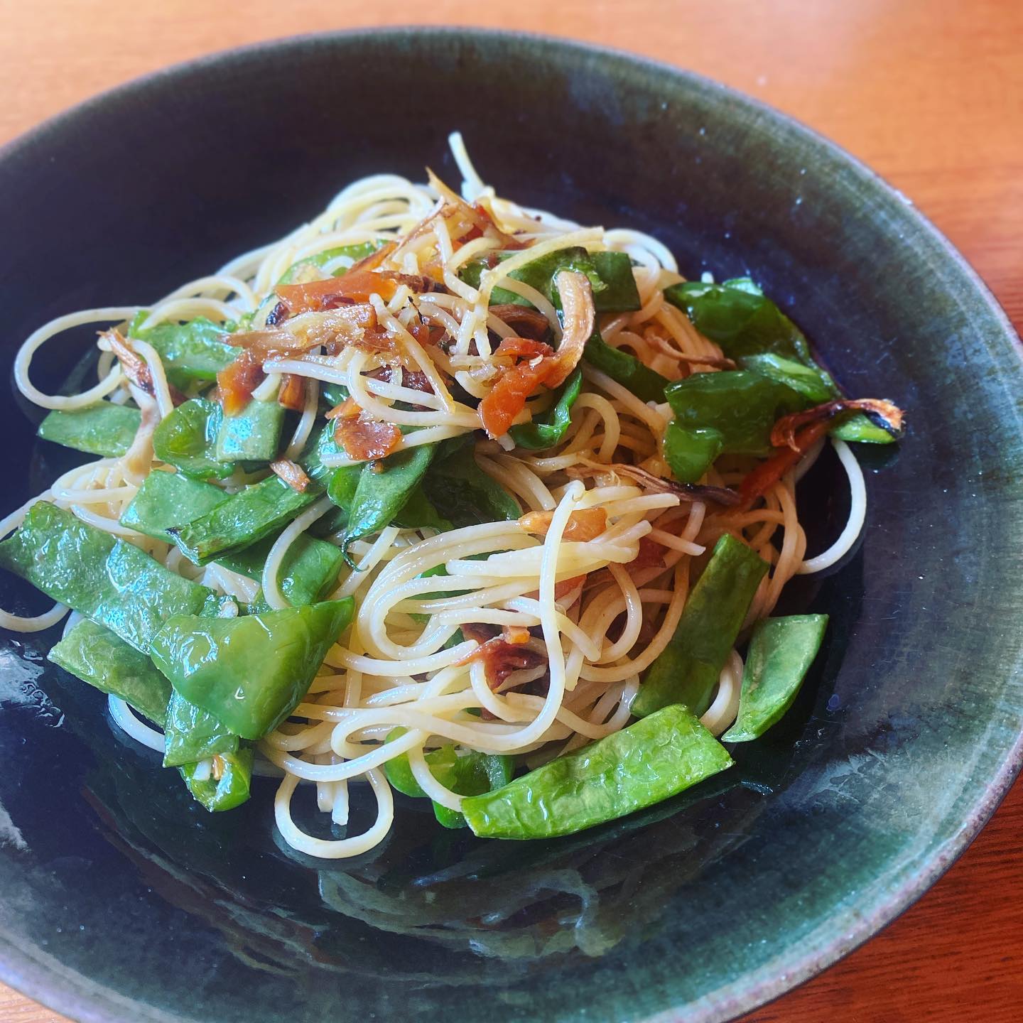 台風一過お疲れ様〜！の、定休日昼ごはん。冷蔵庫の残り物モロッコインゲン、ピーマンに、随分前に北海道土産にいただいた鮭醤油と、ちょっと前にいただいた鮭とばを合わせてパスタ。和風のようなアジア風のような美味しさ。