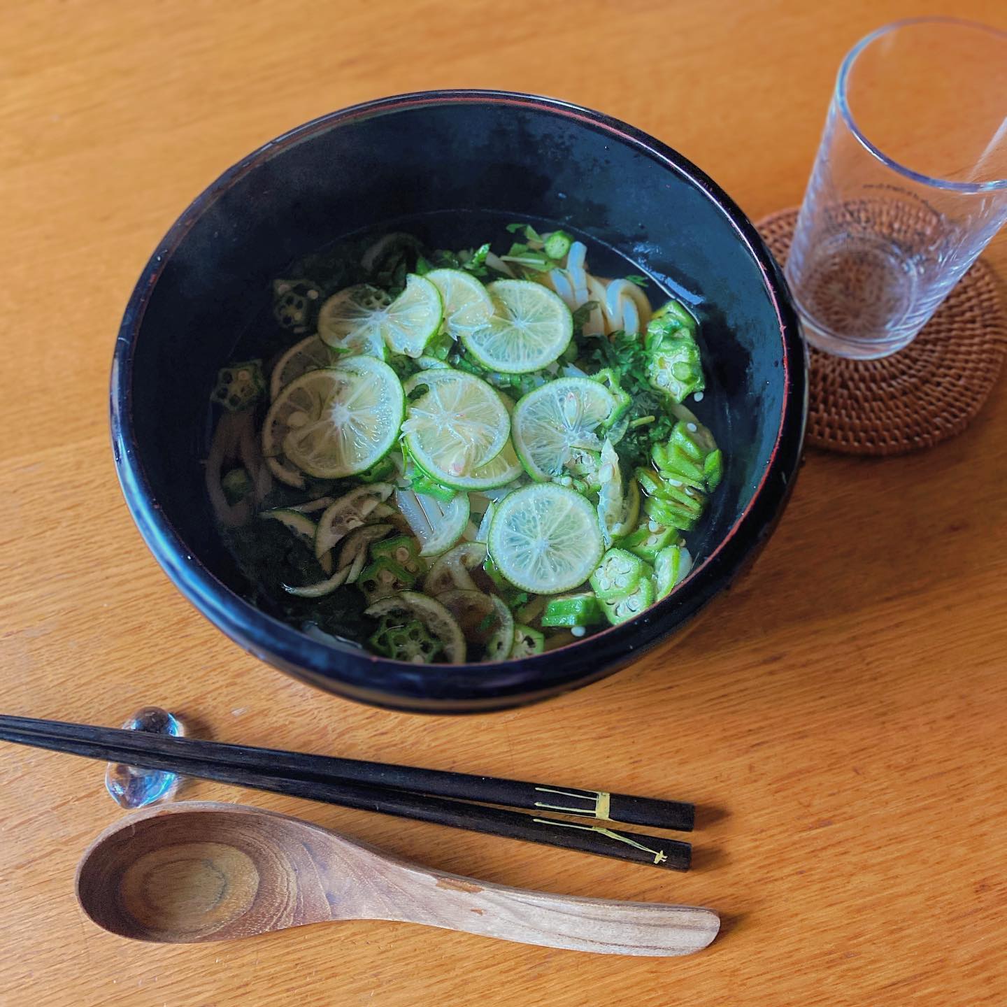 okayanのこだわり麺お取り寄せ、山田屋さんのうどんで、すだちうどん。モロヘイヤとオクラも刻んでねばねばうどん。
昨日は夢のように贅沢をしたので、本日はお腹に優しい感じの昼ごはん。