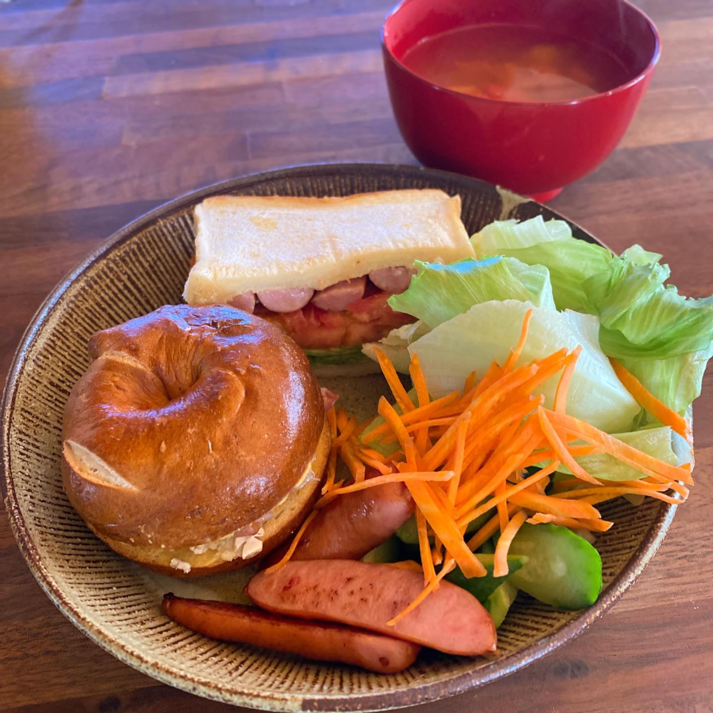 昨日は昼飲みの後、完全なダメ人間に今日は野菜たくさん昼ごはん。パンドガーデンの食パンでウインナー・レタス・トマトサンド。チカぱんのベーグルとシミシエッダの生ハムとチーズでベーグルサンド。