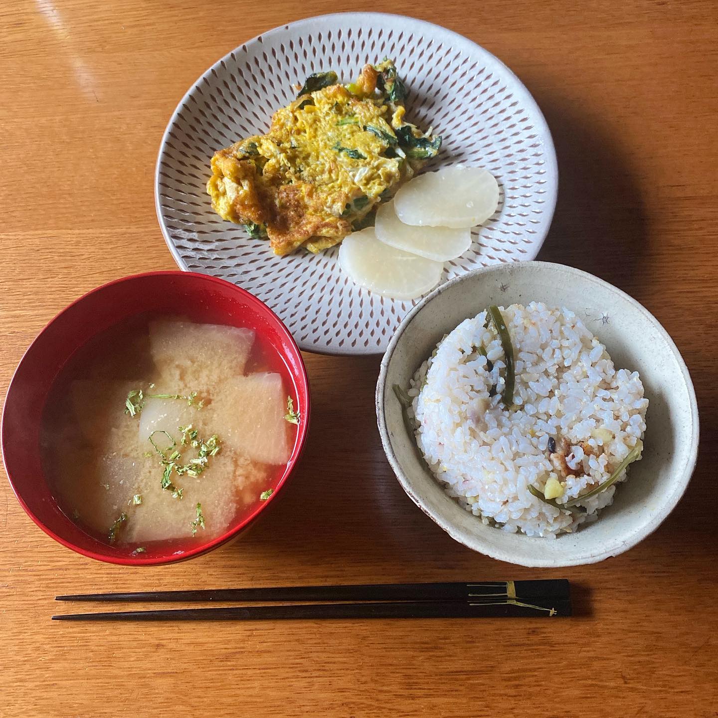 今週も頑張った！の、昼ごはん。夜は友人と美味いものをたらふく食べる約束をしたので昼は控えめに。青菜の卵炒め、カブの味噌汁、栗ごはんは冷凍しておいたもの。