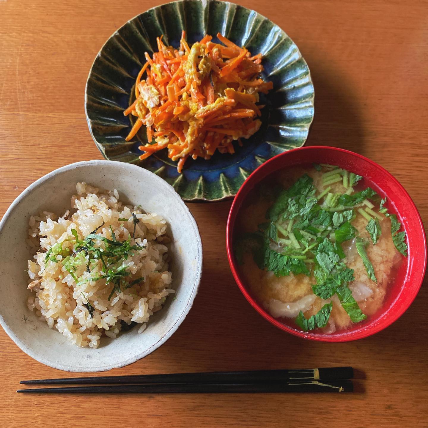 昨日は夜にやり過ぎたので、控えめに…と言いつつ、お店の余り物の松茸ごはんにんじんしりしり、白菜と里芋の具沢山味噌汁。