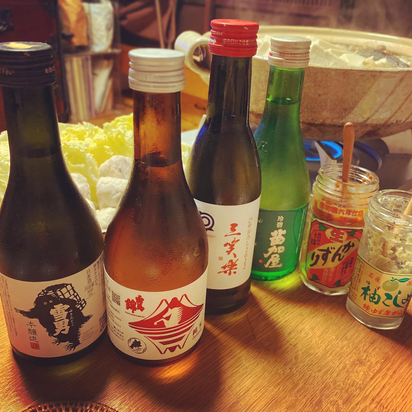 今期初鍋。吉野夫妻と冬ちゃんにお土産にもらった日本酒コレクションで、飲み比べつつあったまるわよー