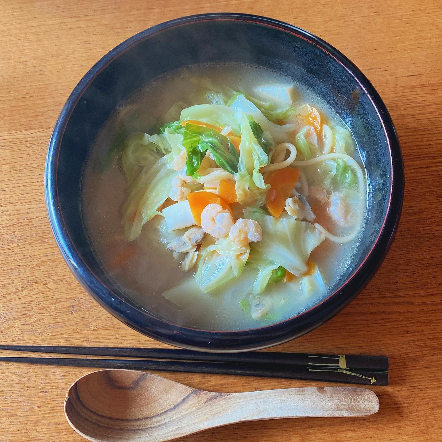 飲んだ次の日は麺が食べたくなる…okayanのお取り寄せ麺シリーズ、アゴだしちゃんぽんを海鮮ちゃんぽんに。キャベツはタカシマ夫妻の群馬みやげ。