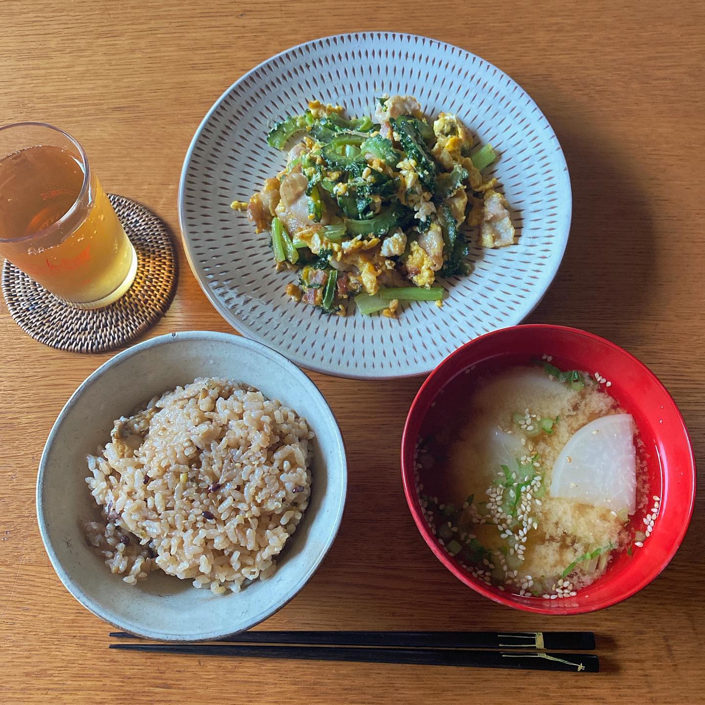 お疲れ様の、定休日の昼ごはん。
今週は仕事始めの水曜日の朝に全力疾走で頭から転ぶ、ヘッドスライディングの波乱の幕開け。左手親指を突き指しつつなんとか乗り切った〜！
冷凍しておいた、あさりと生姜の炊き込みご飯。カブの味噌汁。ゴーヤとカブの葉のチャンプルー。正しい昼ごはん。