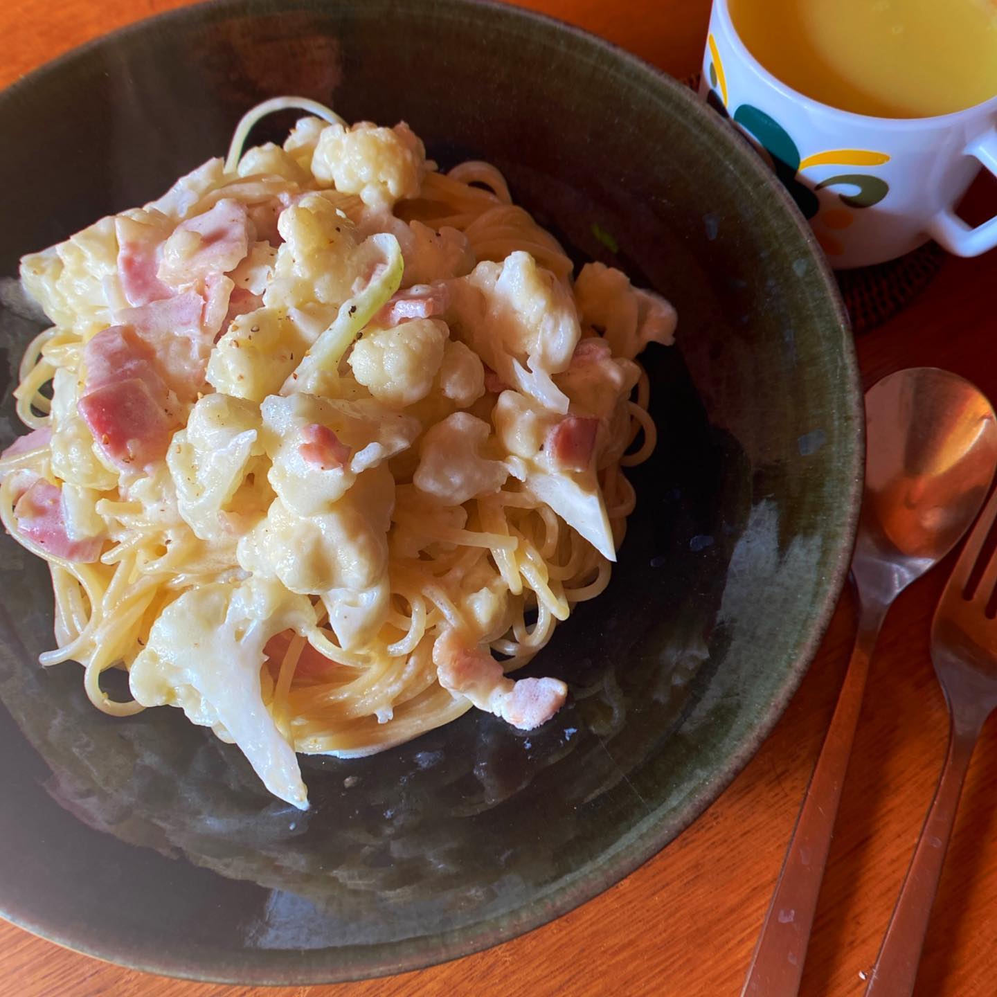 二日連続のパスタで昼ごはん。今日はカリフラワーとベーコンでクリームチーズのパスタ。ブラックペッパーガリガリっとひいてね。