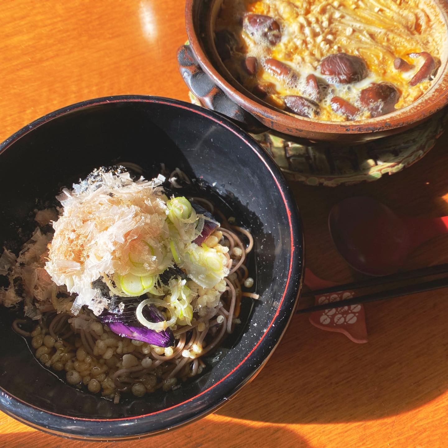 寒い一週間がおわったよ？の、定休日。気づいたら賞味期限切れてた蕎麦を茹でて、揚げ茄子をのっけて、ぶっかけ蕎麦。えのきと椎茸の卵とじを作って、これ、飲みたいやつだ。