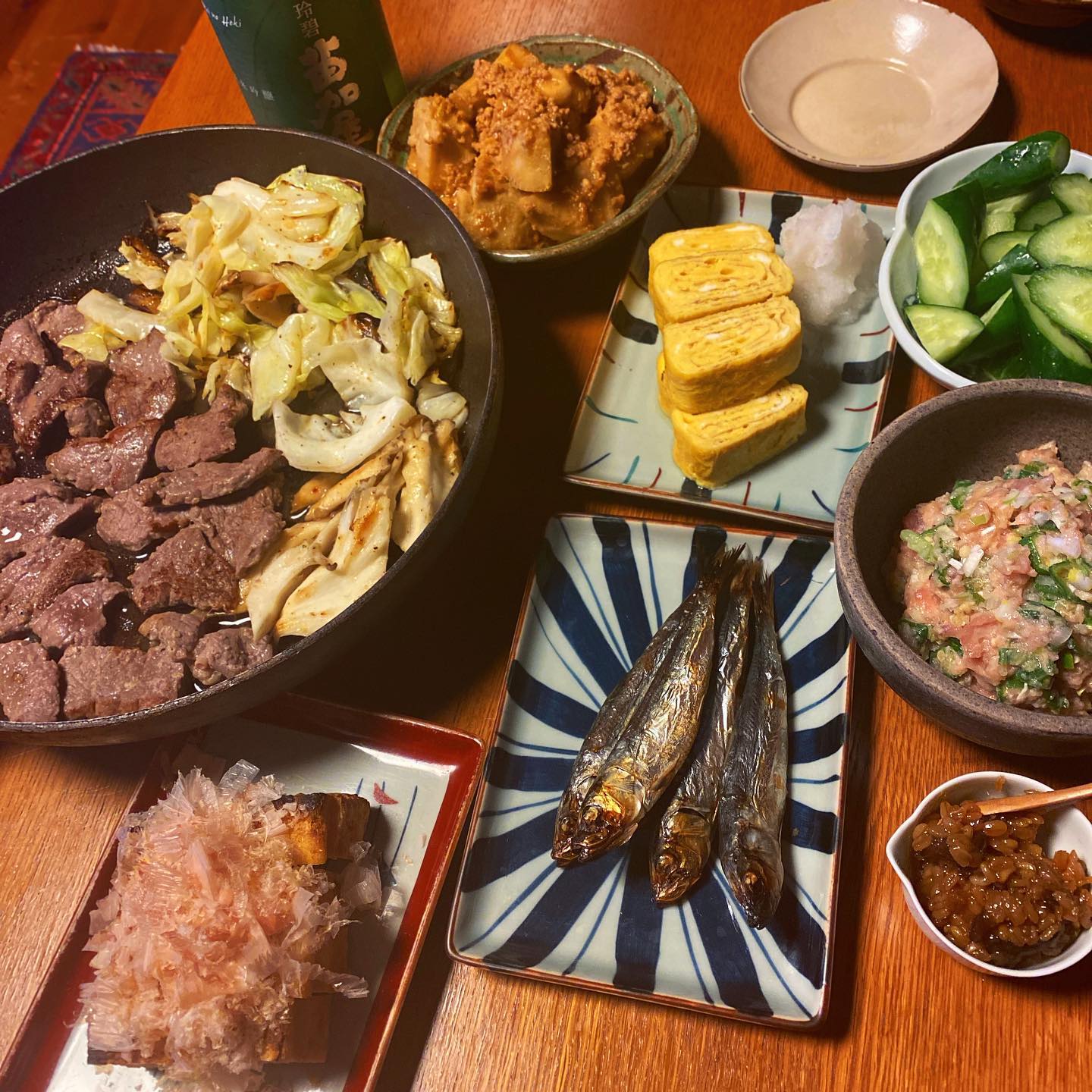 今日は真面目に作ったぞー！
カナタニさんの富山土産・苗加屋 純米吟醸 玲碧にあわせて肴を。厚揚げを焼いてホンダさんにいただいた築地仲卸伏高とろける本枯れ節をのっける。いのっちの千葉の朝市土産のめざし。お母さんから送られてきた冷凍していたマグロオクラをなめろう風に仕立てて。八頭のそぼろ煮。玉子焼き。お酒は開運の新春のやつも控えてる。