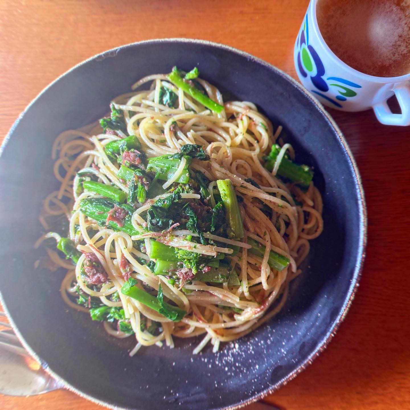 グルメNo. 1なお客さんにいただいた美味しいコンビーフと菜の花のパスタ。ペペロンチーノ風で。パスタは常に山盛り。淡路島のインスタント玉ねぎスープとともに。