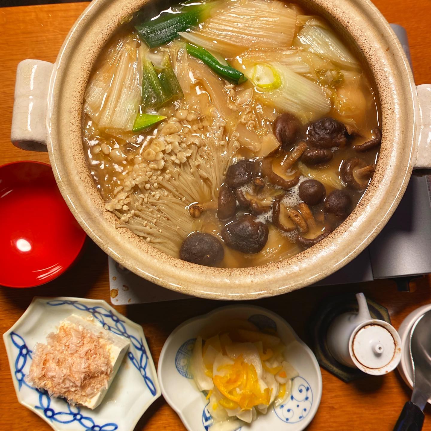 お店で残った白菜のくたくた煮、持ち帰って鍋仕立てに。下仁田葱とえのきと海老芋と椎茸が入った煮物風。これまたお店で残った、かぶときんかんのマリネ。お店のお客さんにいただいたフワッフワの鰹節をたっぷりかけた冷や奴。