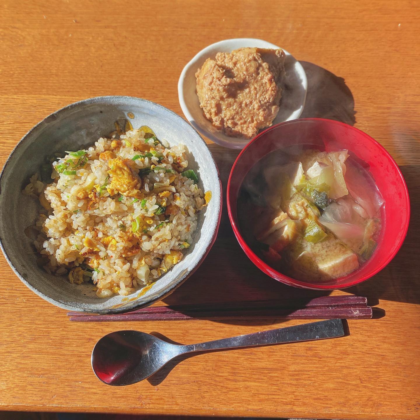 今日は休日出勤でお菓子作るぞー、の腹ごしらえ。昨日の残りの味噌汁と八頭のそぼろ煮。チャーハンは冷蔵庫の残り野菜で。