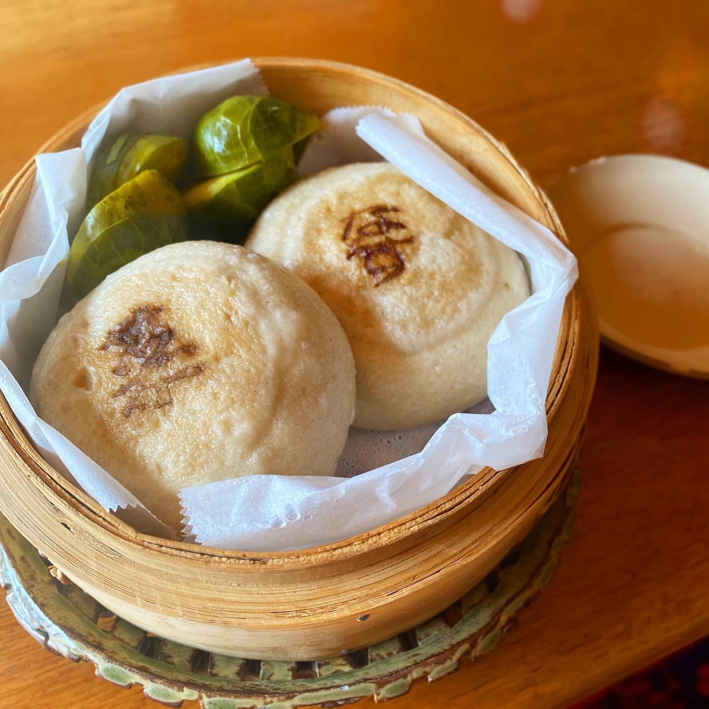 おやきって好きなんだよな。お店の向かいの武蔵野マルシェで買った、信州芽吹堂、一茶のおやきで昼ごはん。