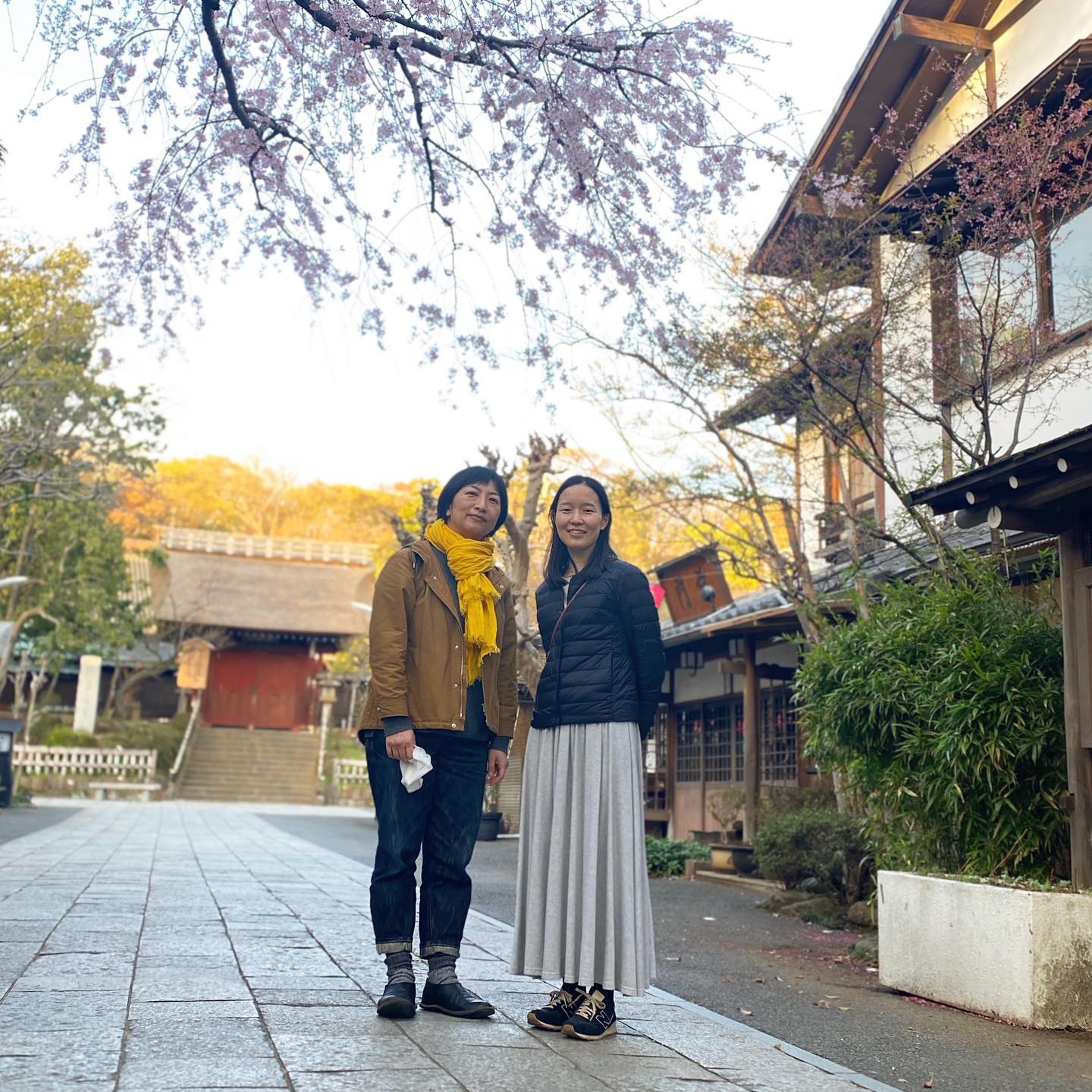 おかえり、にゃんさん！
リトスタ8年目から9年目くらい、約10年前に大学生スタッフとして勤めてくれていた、にゃんさん。大学卒業後スリランカ行ったり名古屋の実家に帰ったりしながら去年、祝ご結婚！そして今回自分の仕事の関係でとりあえず1年は東京に戻ってくることとなりました。旦那さんと住む新居は三鷹、リトスタからもワタシの家からも近い場所引っ越してきてまだ3日目にして一緒に深大寺で昼飲み。こういう再会は本当に楽しい。