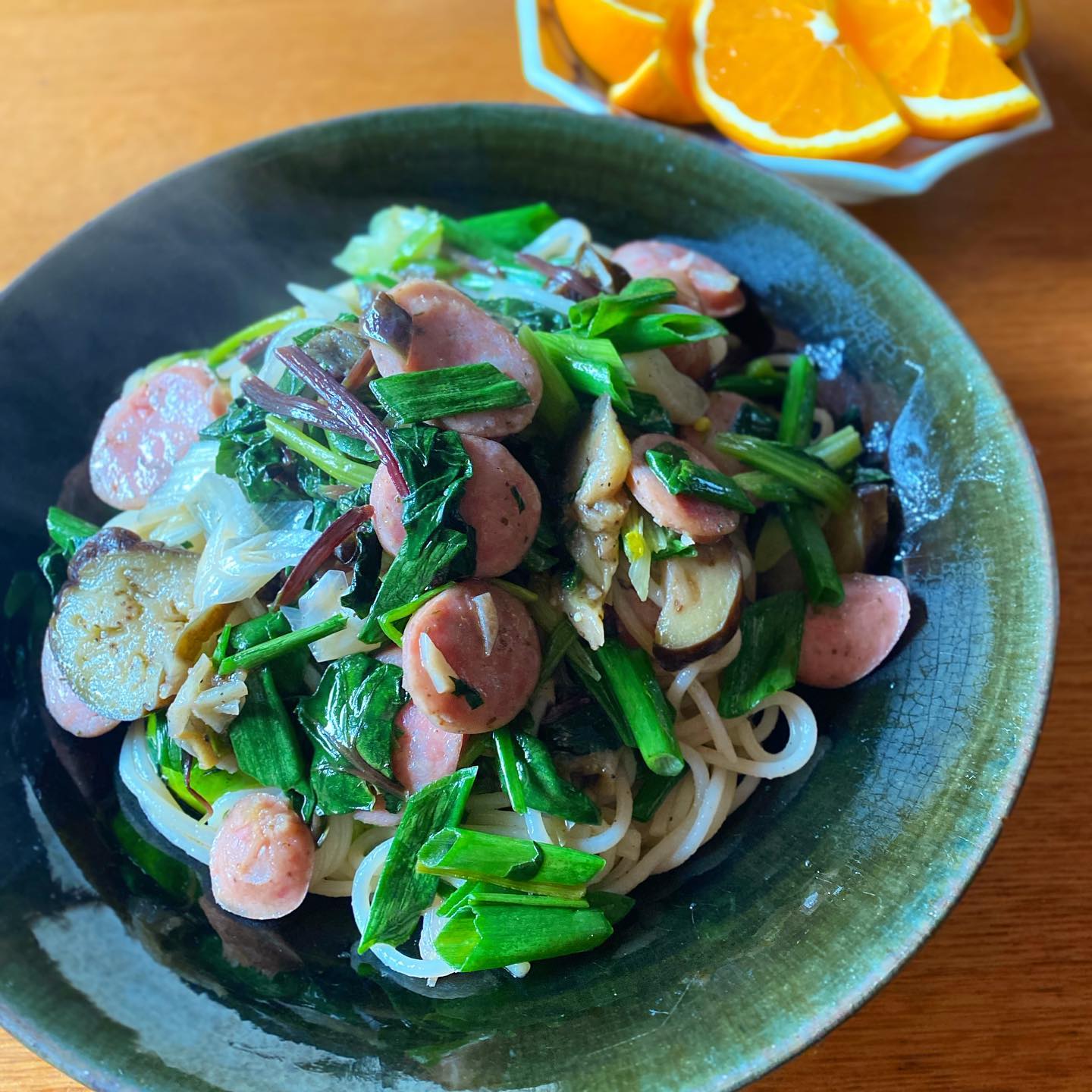 今週も雨なのに忙しかったぞ！！の定休日。パスタが食べたいツレアイokayanのリクエストに応じて、冷蔵庫の残り野菜なんでも入れて塩味のパスタ。芽キャベツ、茄子、ほうれん草、分葱、ソーセージ。
今日は友人がゴットハンド整体院に連れていってくれる。