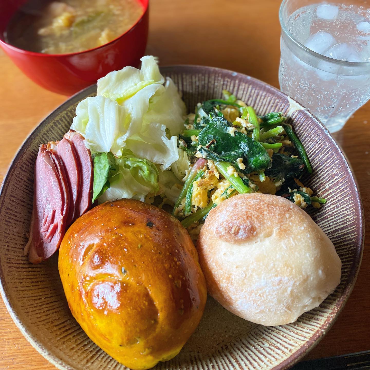 定休日のチカぱんランチ、パンプキンバンズのある幸せ。
昨日は近くに引っ越してきた元スタッフにゃんさんが、近々お花見でも〜とメッセージ送ってきたので、今日これから行くけど、来る？と返事、行きます！と即答のトントン拍子昼飲み。こんな気軽な誘いのできる距離に、物理的にも精神的にも近いところにいる、そんなヨロコビをかみしめた。
よく考えて、思索に耽る大切さもあるけれど、もっと自由に、もっと身軽に、尻軽に生きて良いんだよな。ほんとそう思うのだ。