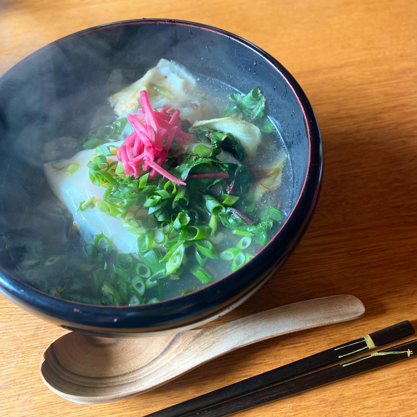 飲んだ次の日はラーメンか、カレー。梅酢の紅生姜が鮮やか〜。