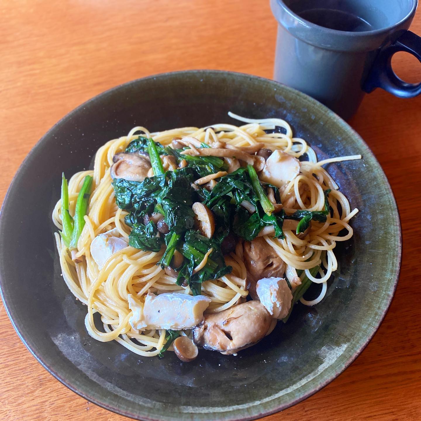 牡蠣のオイル漬け作っておいたやつを使って、牡蠣も食べ収めか…ほうれん草とキノコと牡蠣のオイル漬けのパスタ。トリュフ入りの白カビチーズもちょっと添えておしゃれにしてみた。
これから恒例のデザート作り休日出勤。ババロアを作っても作っても売り切れちゃうよう。