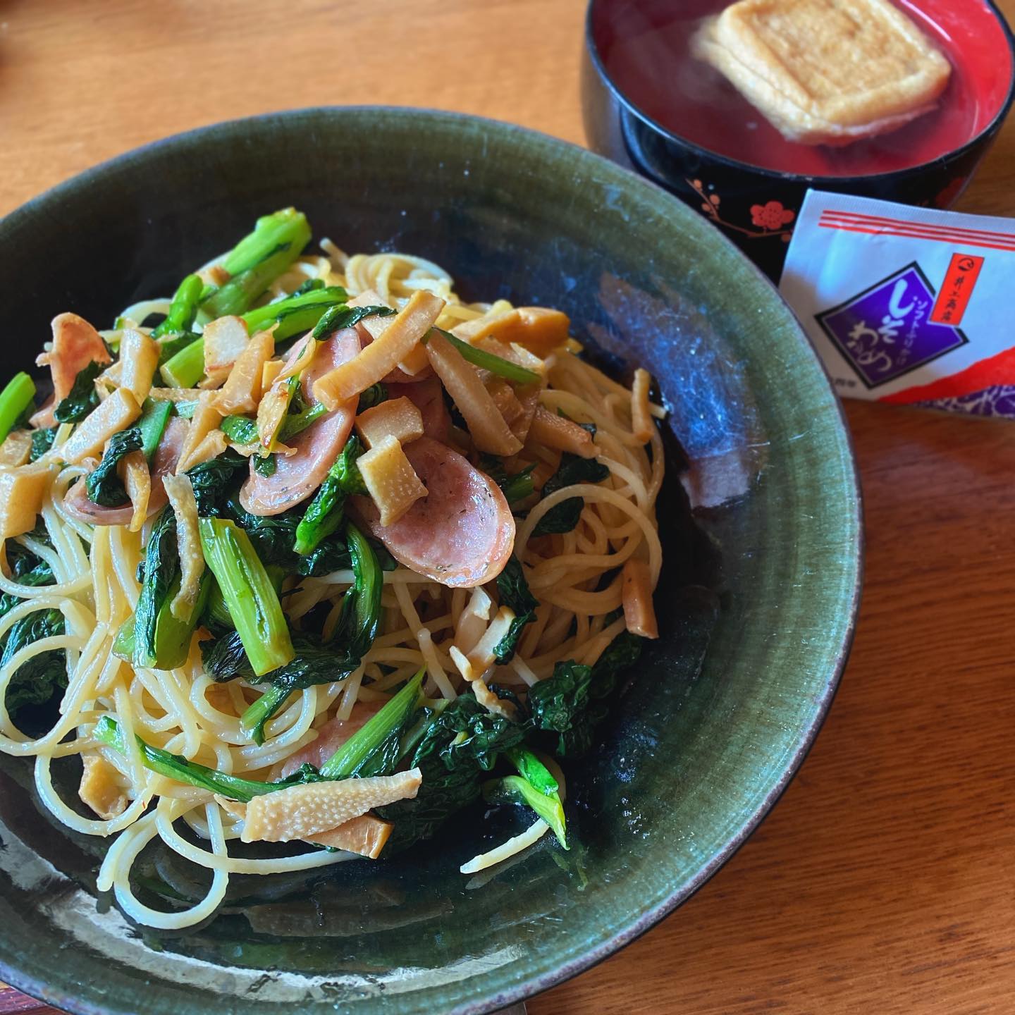 先週はマジで限界まで働いたぞ！の、定休日。山口からokayanの親友タカちゃんの奥さんトクちゃんがサプライズ来店、お土産に萩・井上のしそわかめをくれました。これをパスタにかけてみたいとokayanがいうのでバター醬油風味の和風パスタ。休みたいけどこの休みもお仕事いっぱい。