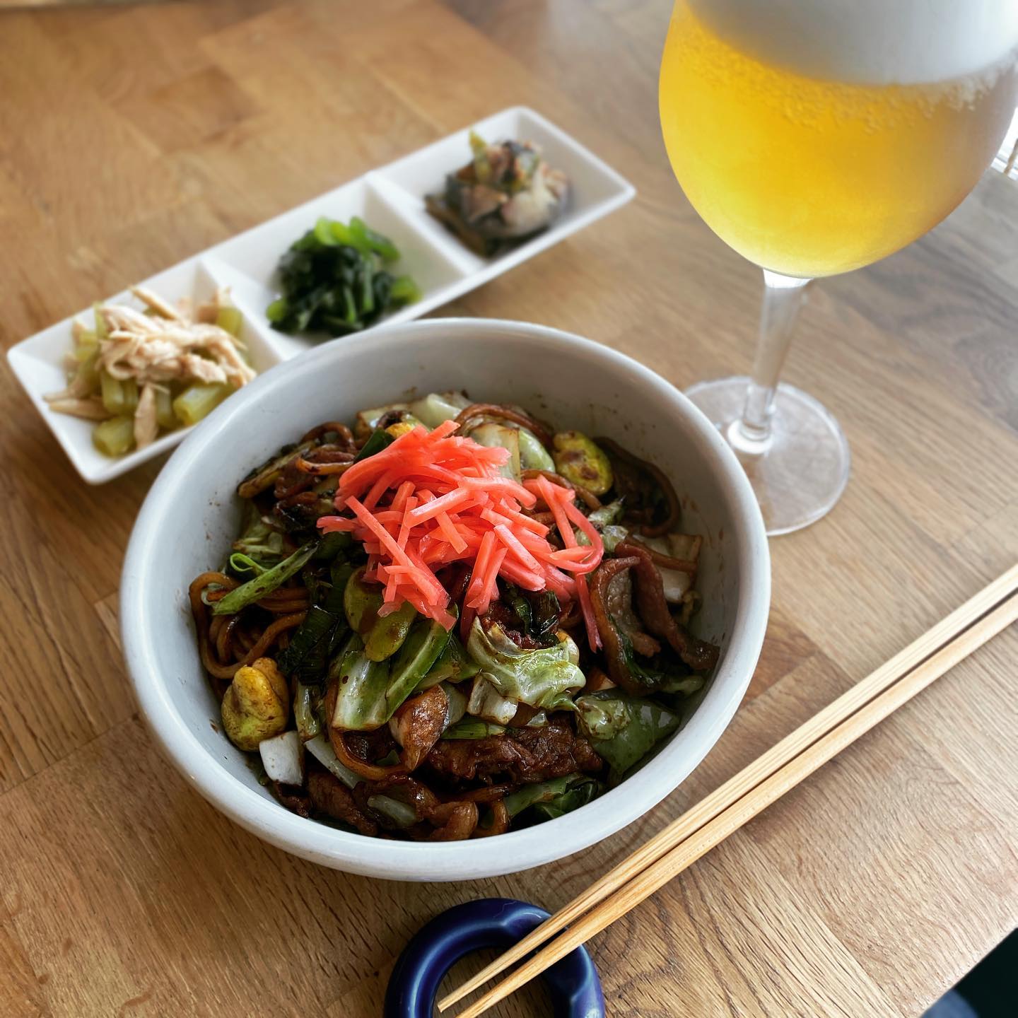 休日出勤、今日もやったるでー！と、お店で上州太田焼きそばを作って、お惣菜三品盛りもつけて、御膳形式でランチビールもつけちゃう。今日の午前中がツレアイokayan健康診断で節制してきたから、ご褒美ビールということで…！
午後は19周年の準備、がんばりまーす！