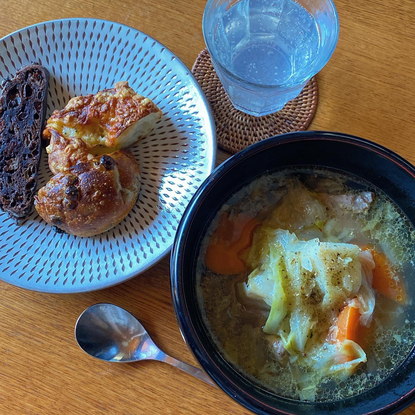 昨日仕込んでおいた塩豚とキャベツのスープに、冷凍しておいたSiroさんのパン。美味しいパンとスープがあればそれで良し。