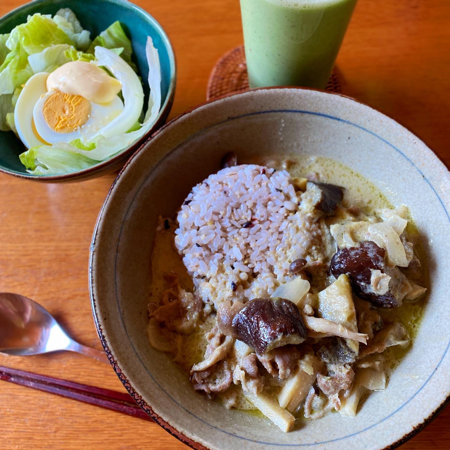 グリーンカレーの季節がやってきたね！パクチーがなくてドドメ色なグリーンカレー。レタスとゆで卵のサラダ、レタスの青いとことりんごと飲むヨーグルトのフレッシュジュース。