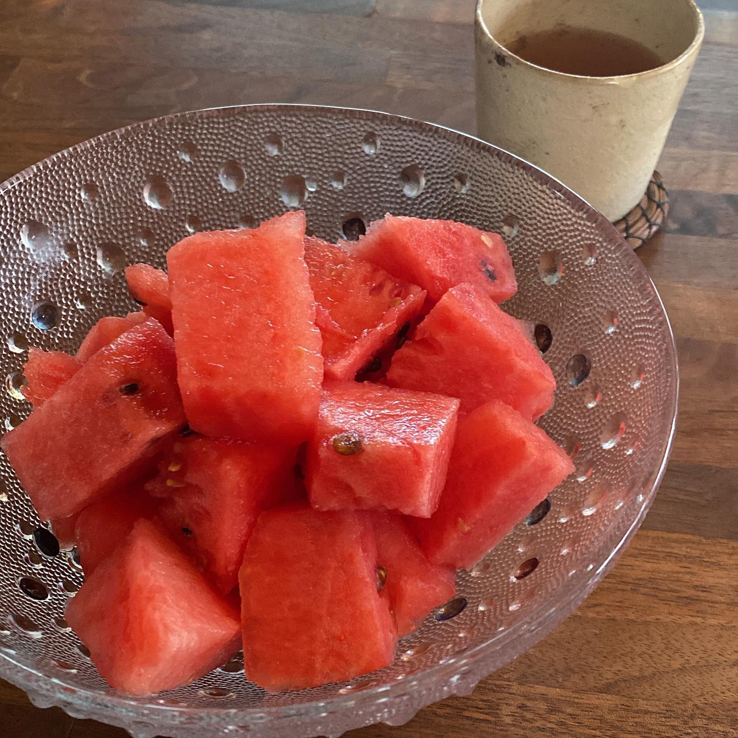 夏の休日の朝風呂、からの、どんぶりいっぱいのスイカと水出しアイスティ。至福である。
大家さんヒロヤショップで買うスイカはいつもとても甘い。スーパーで前のレジの人のカゴにカットスイカが入ってるのを見て、思わず声をかけたくなる…それ、ヒロヤショップで買った方が良いよー！　笑