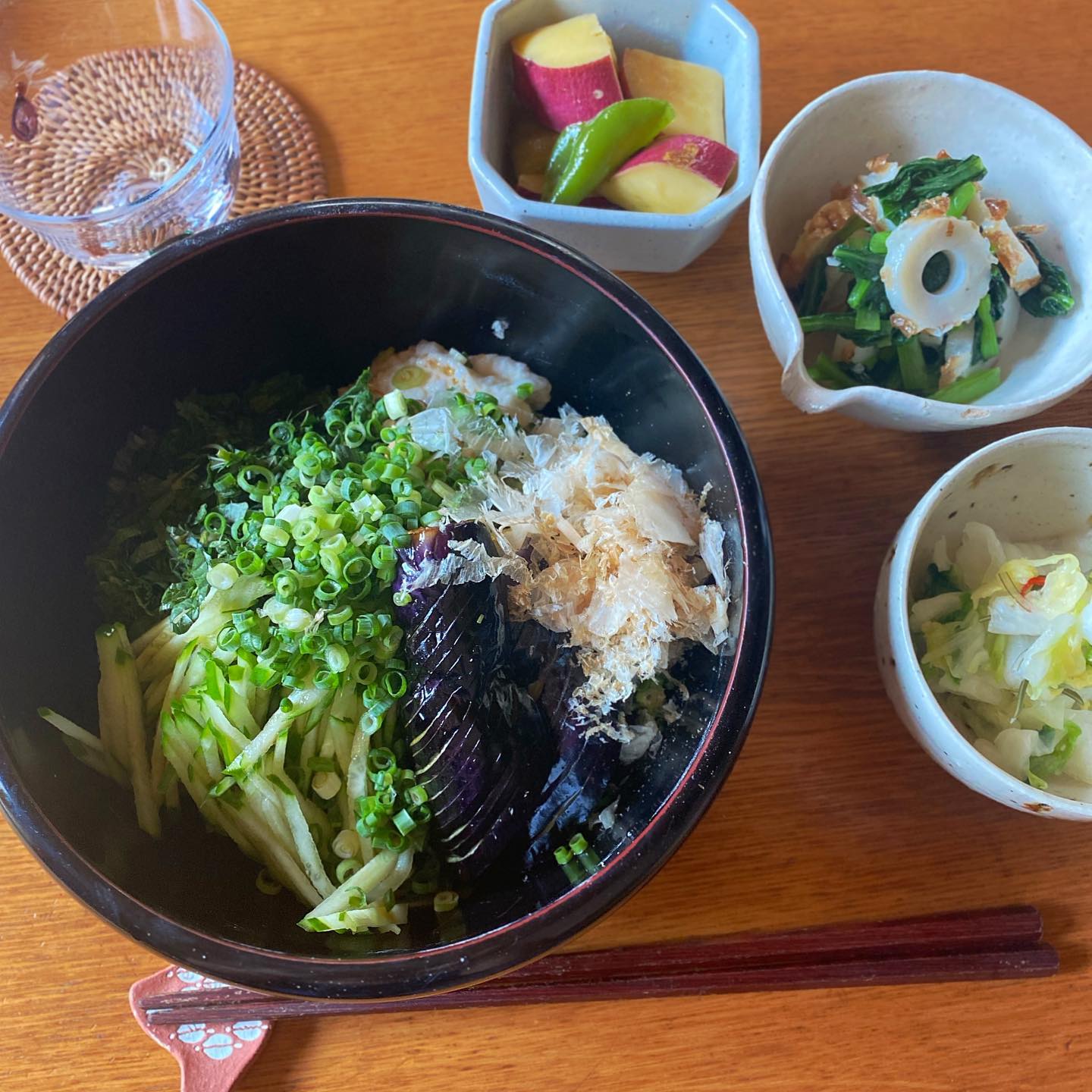 お盆休みだ、1日目！
今日は仕事しないぞ、と思いつつ本気の昼飲み蕎麦作る。揚げ茄子、大和芋、胡瓜とモロヘイヤ、納豆、上質なかつおぶしの、ぶっかけ蕎麦。店の余り物を持ち帰った、さつまいものピーマンの揚げ浸し、ちくわと青菜のナムル、おしんこ。
お客様が持ち込みしたあと、あとは飲んで〜と置いて行かれた、菊姫・鶴の里　山廃純米の古酒をいただきますよ。