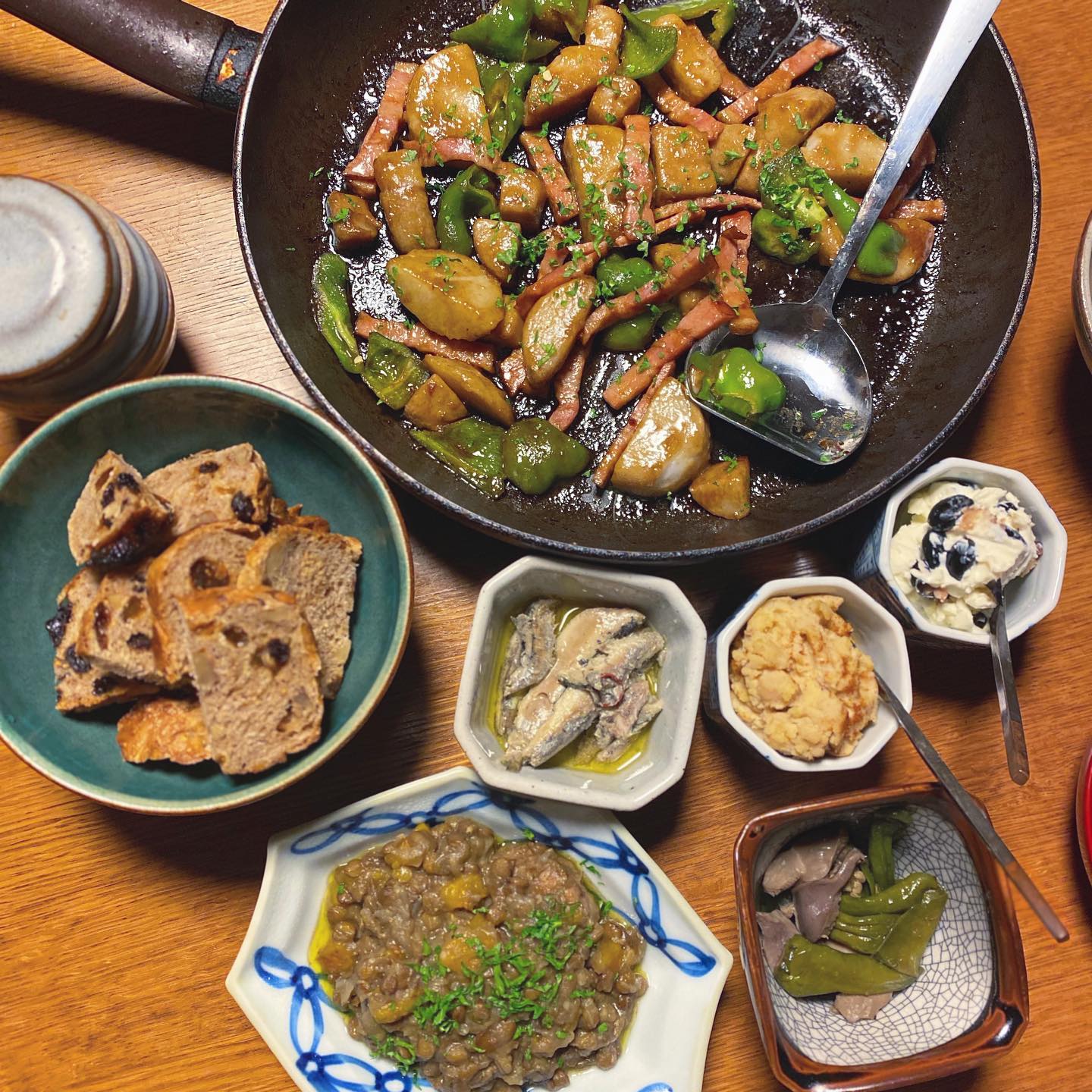 昨日の晩酌。
里芋とベーコンとピーマンのバルサミコ炒め、豚肉コンフィとレンズ豆の煮込み、ひよこ豆のフムス、砂肝とししとうの山椒炒め、湯河原十二庵さんの黒豆クリームチーズ。チカちゃんのナッツとドライフルーツのパンをともに。
リトスタ色強めの晩餐、こういうのが食べたいからお店で作ってるわけで…