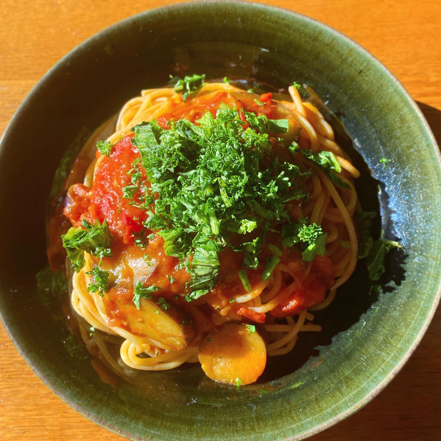 休みの日といえば麺類を食べている気がする。okayanが偏愛するいちばん好きなパスタの具はトマト茄子ベーコン。冷蔵庫で干からびていたルッコラとパセリを乗っけて。