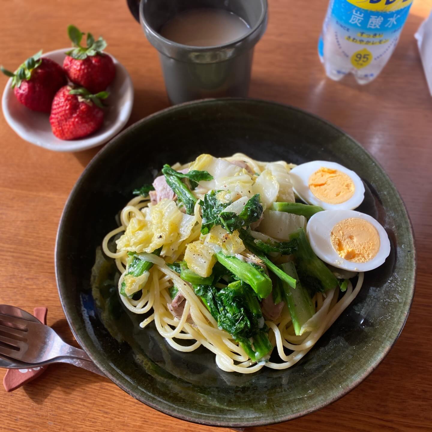 年末営業乗り切ったどー！！の年末年始休暇。お昼何食べたいと聞くと8割くらいの確率でパスタと答えるツレアイ。クラフトパスタの太麺が最近のお気に入り。菜の花と白菜とブリーチーズの塩味パスタ。
休みと言っても夕方には妹一家が里帰りしてくるので、夜のご馳走から明日のおせち的ごちそうちょこもりをするとこまで仕事山積み。夜までに色々終わらせて心ゆくまで家族団欒飲み会したい。
今年は本当に忙しくて、感謝感謝の一年でした。そんなこんなで年賀状その他また不義理をしておりますが、いただいた年賀状には必ずお返事書いてます（あたりまえ）。
どなた様も、良いお年をお迎えください！