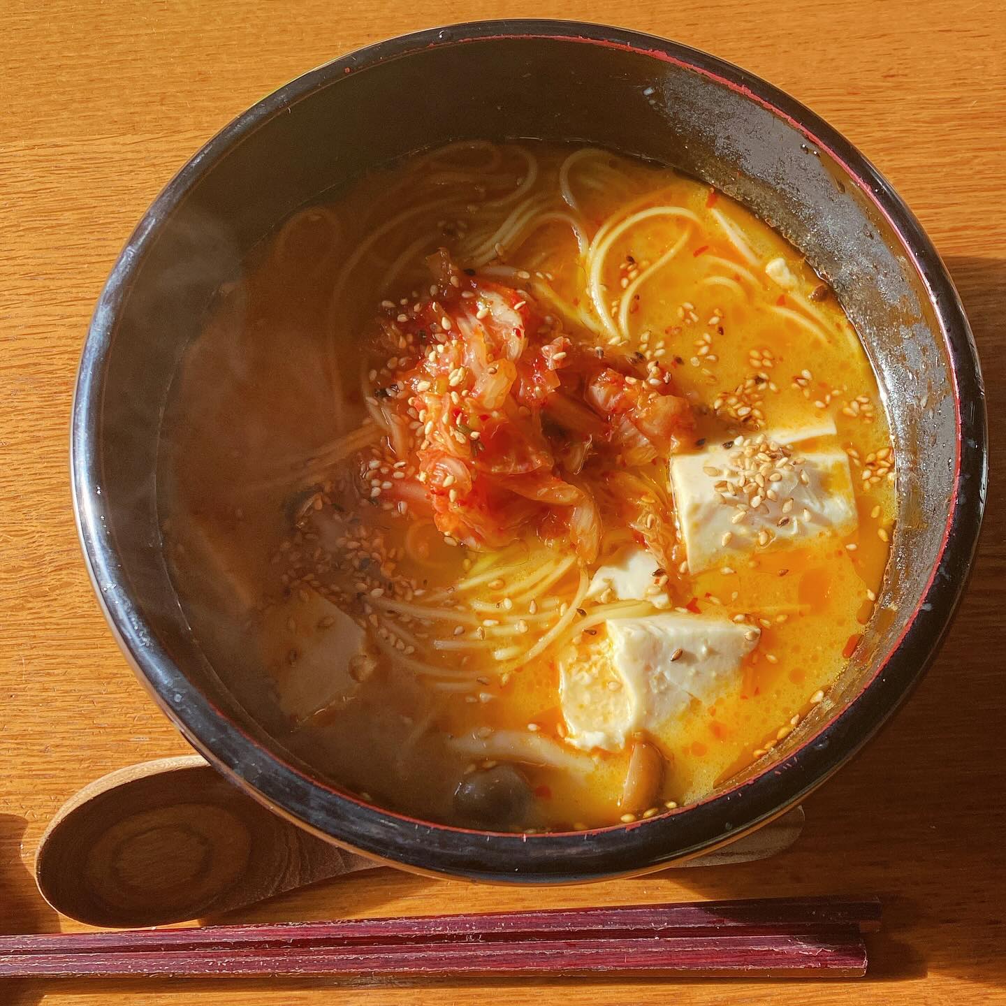 昨日使い切ってしまったから冷蔵庫に野菜がほとんどないよ！　私が仕込みのための仕込みに忙しかったりして、風呂に入っている間にokayanが作ってくれた豆腐チゲ風ロンリュウラーメンの赤龍で昼ごはん。
昨日の豪華な夜ごはんはもちろん美味しいけど、ロンリュウラーメンももちろん美味しい。インスタントラーメンのナンバーワン。